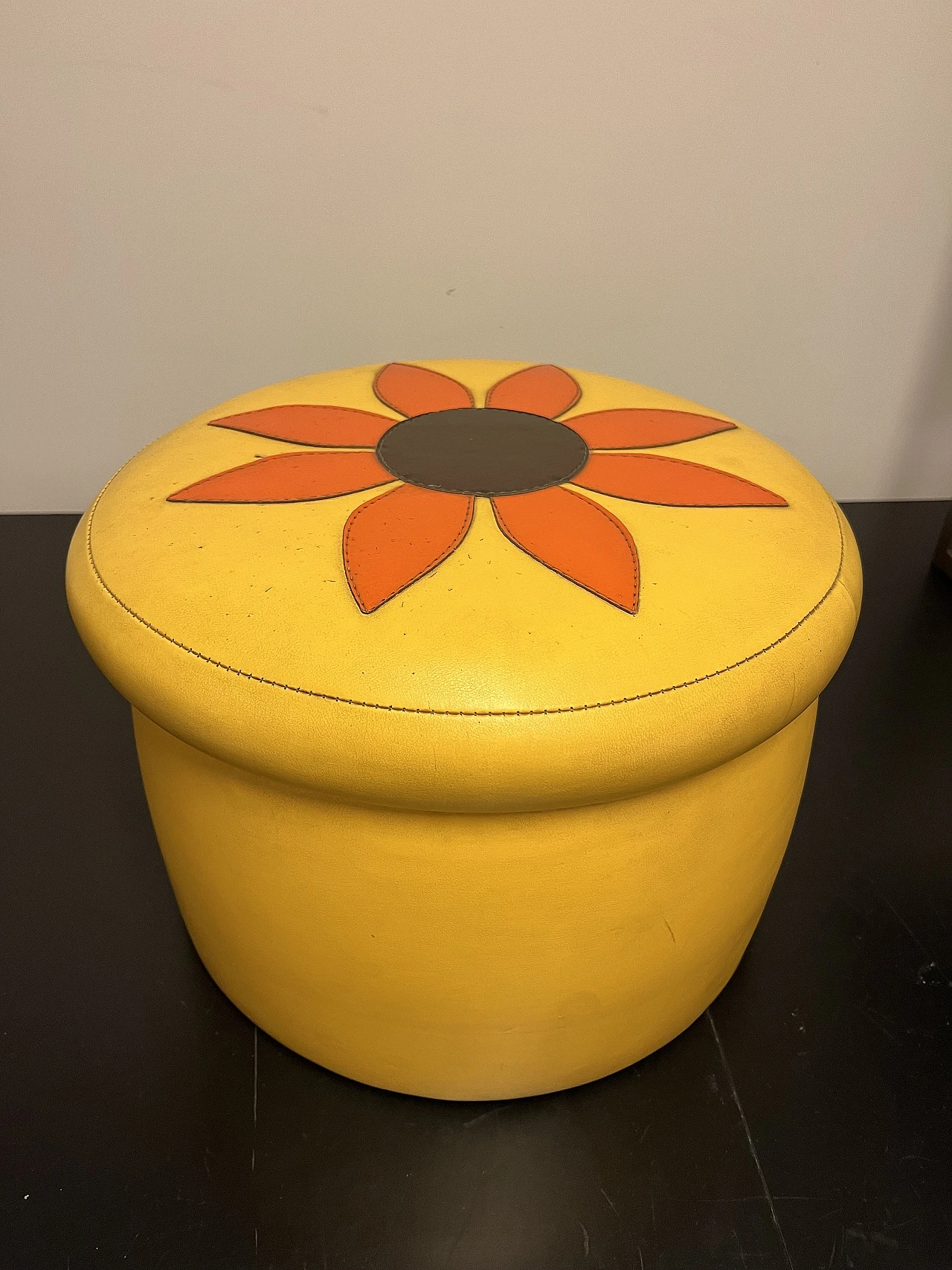 Pouf contenitore in pelle gialla 1