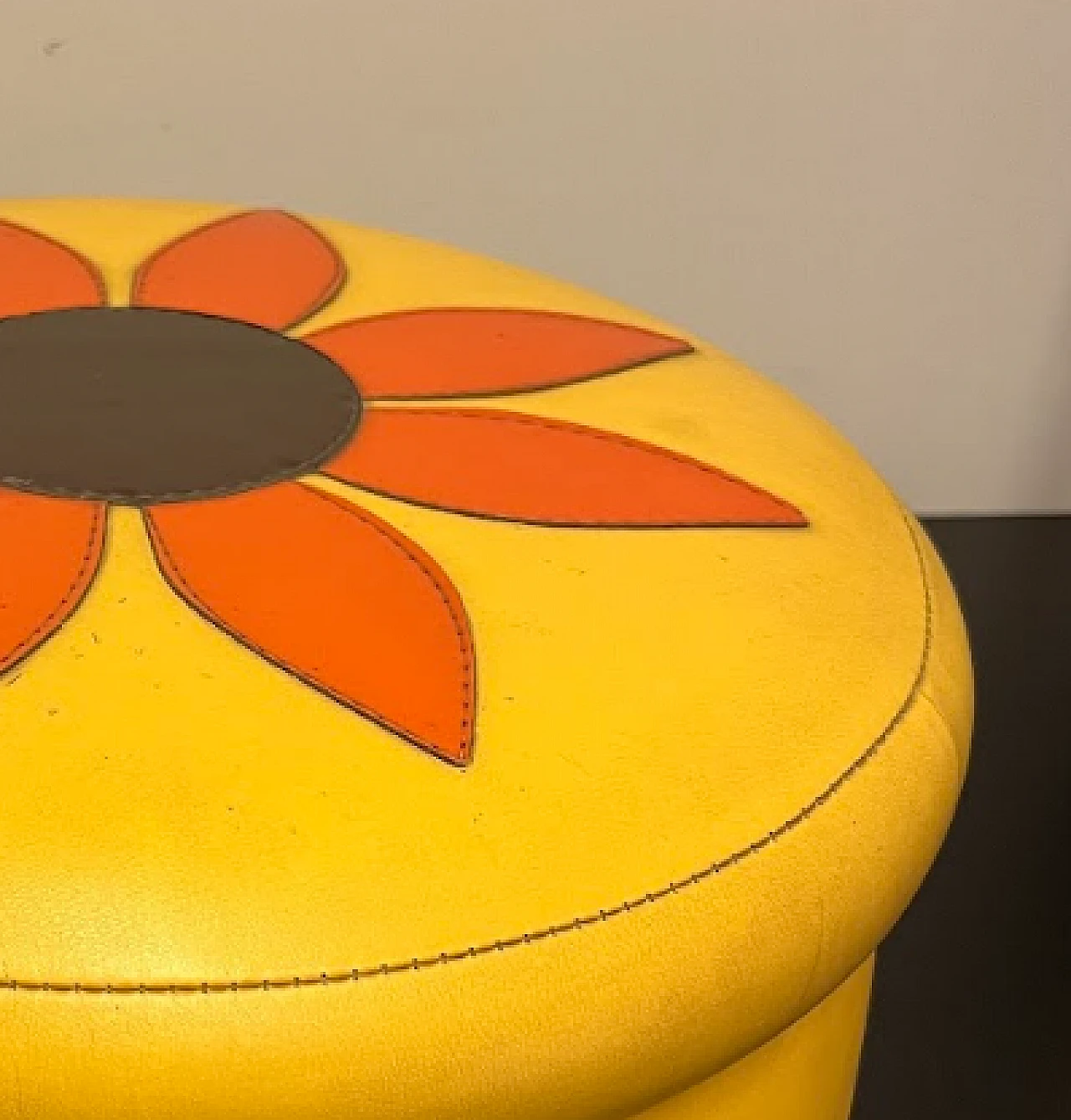 Pouf contenitore in pelle gialla 2