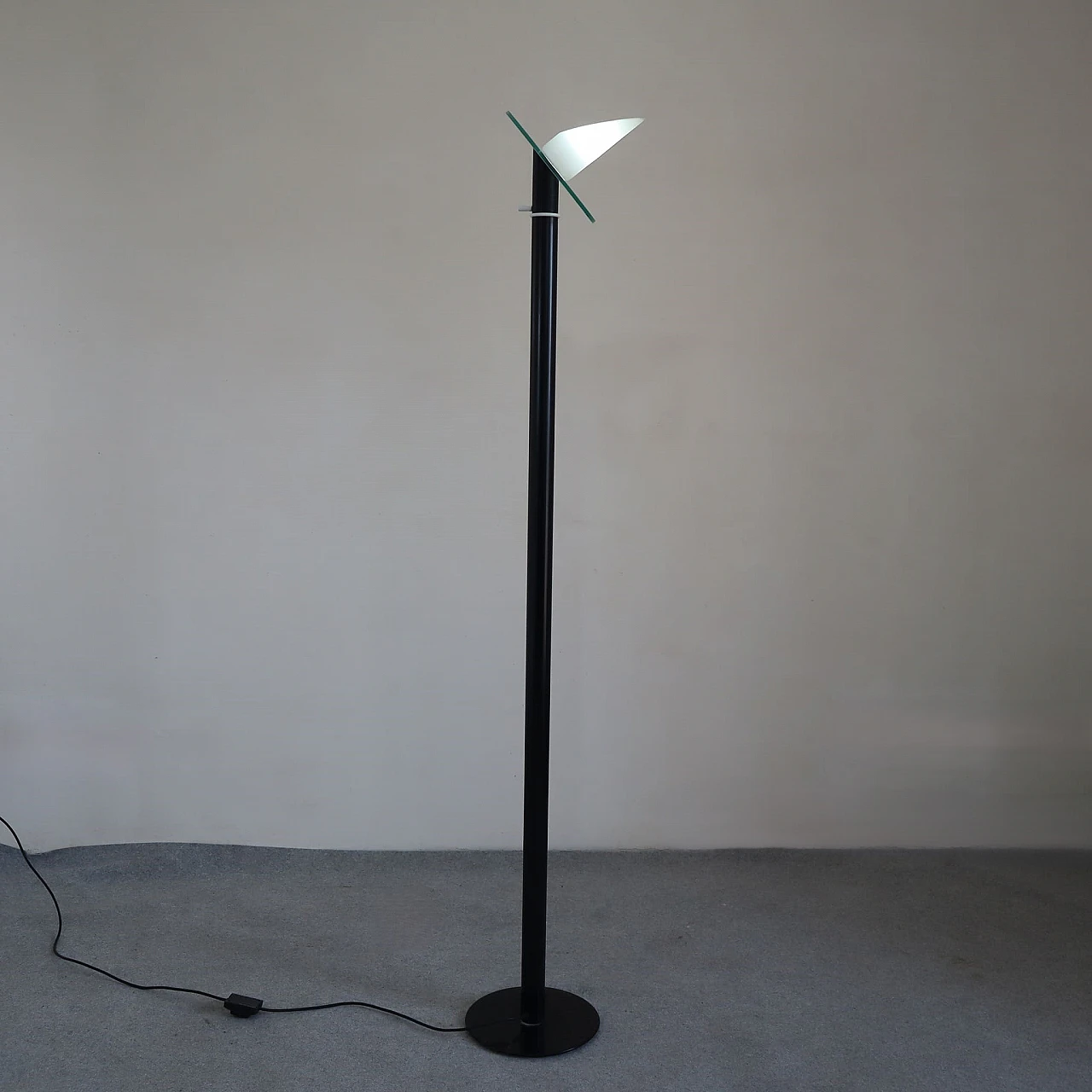 Black metal floor lamp by Alfredo Barbini, 1970s 1