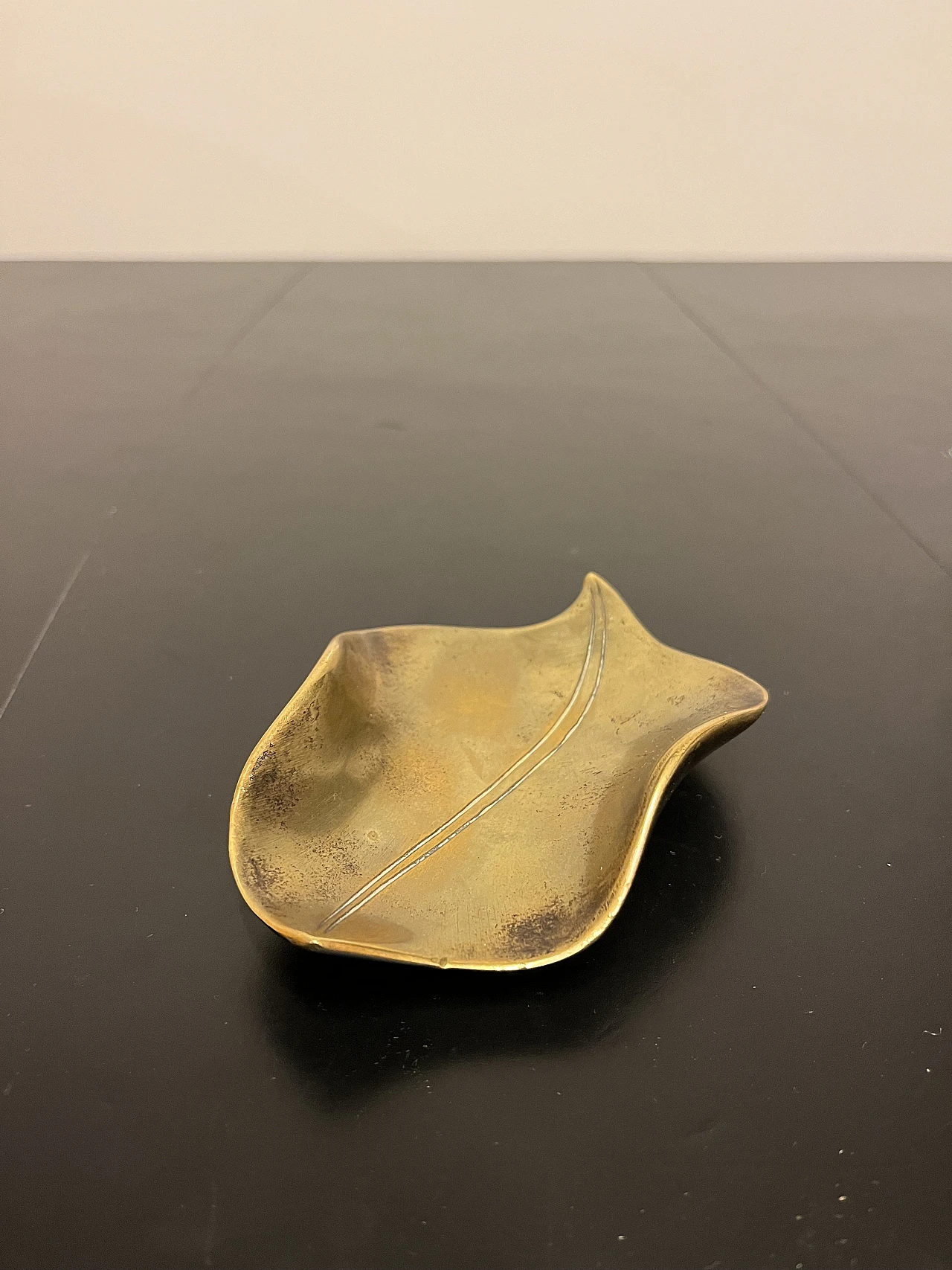 Brass leaf-shaped plate 1