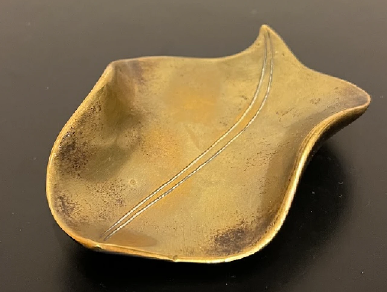 Brass leaf-shaped plate 2