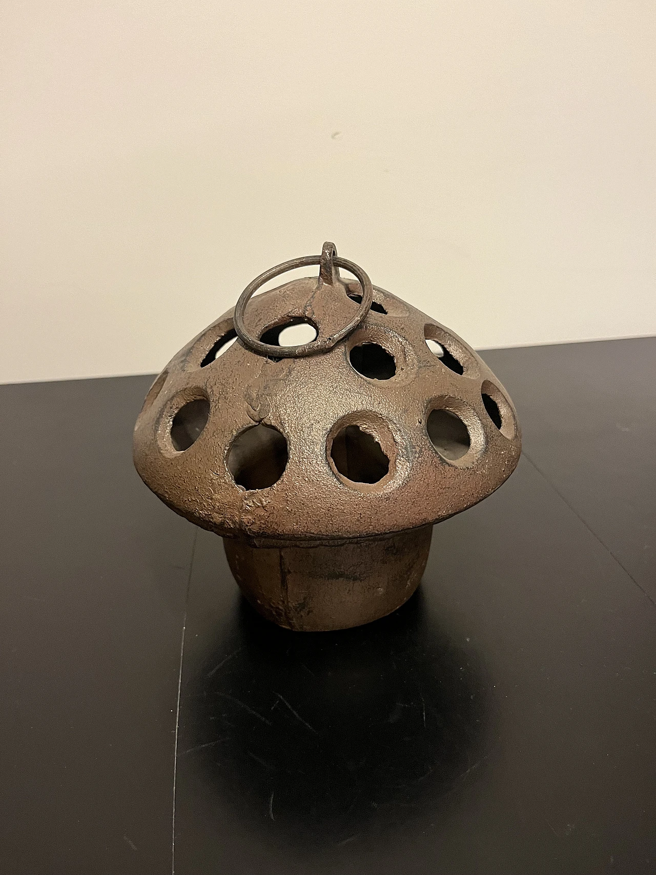 Iron mushroom-shaped candle holder 1