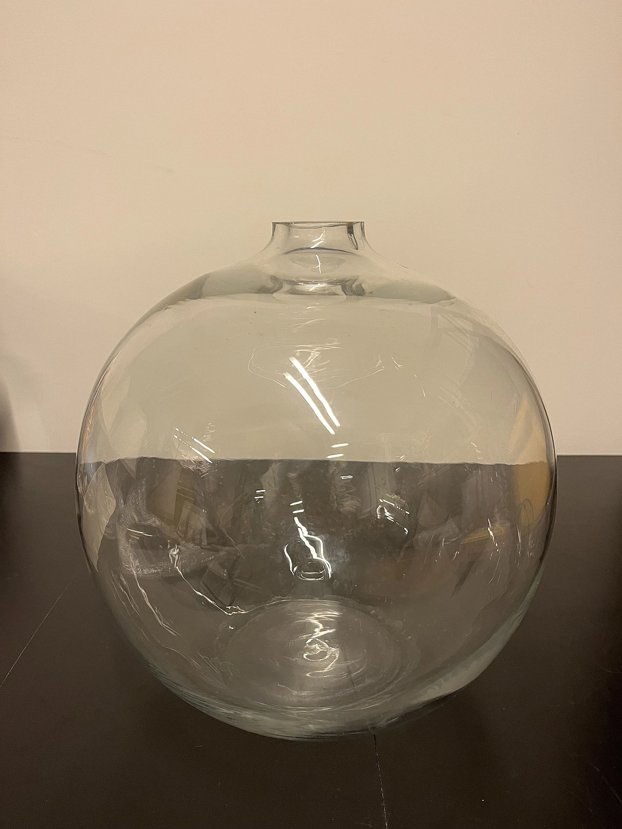 Large round glass vase 1