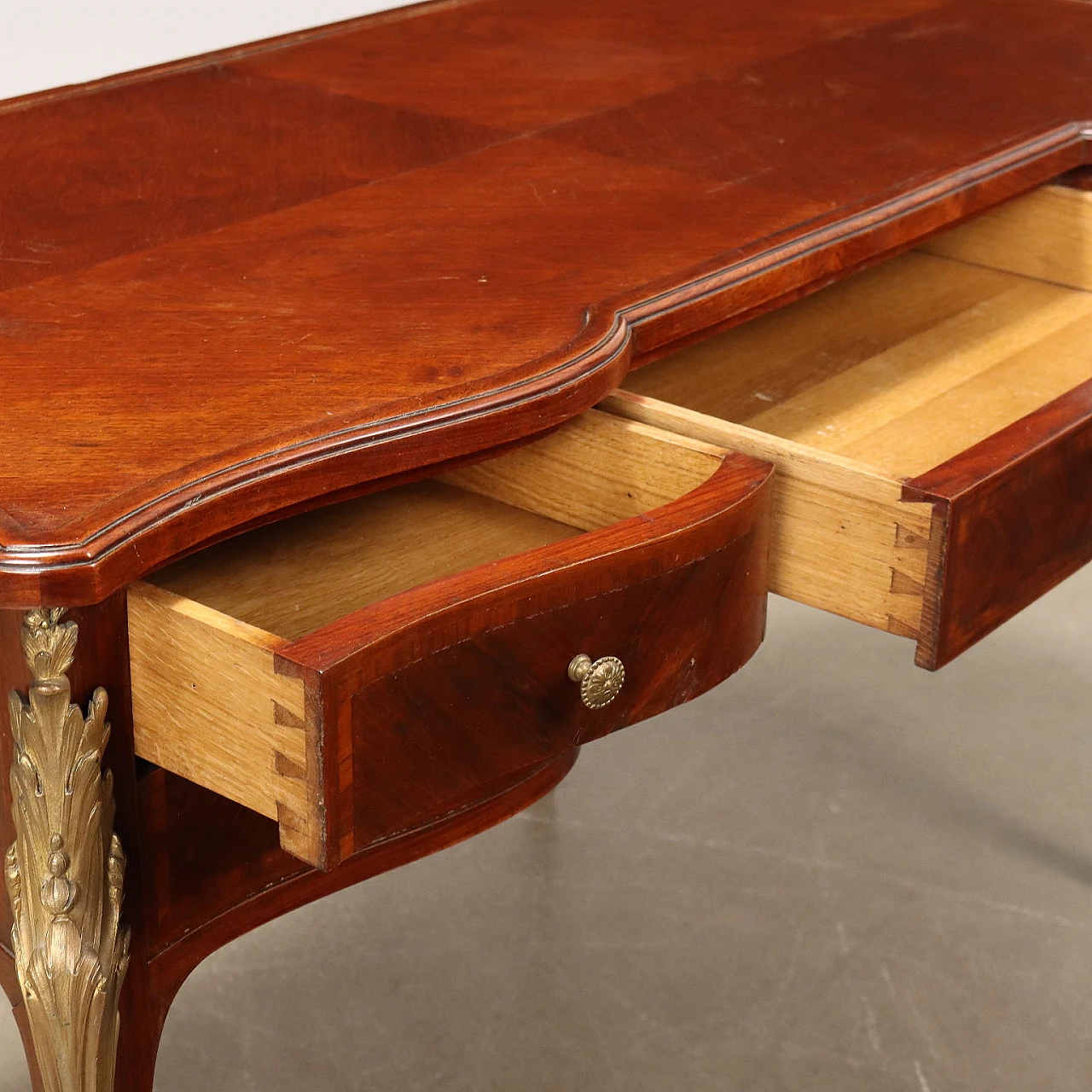 Mahogany writing desk with wavy feet and drawers 3