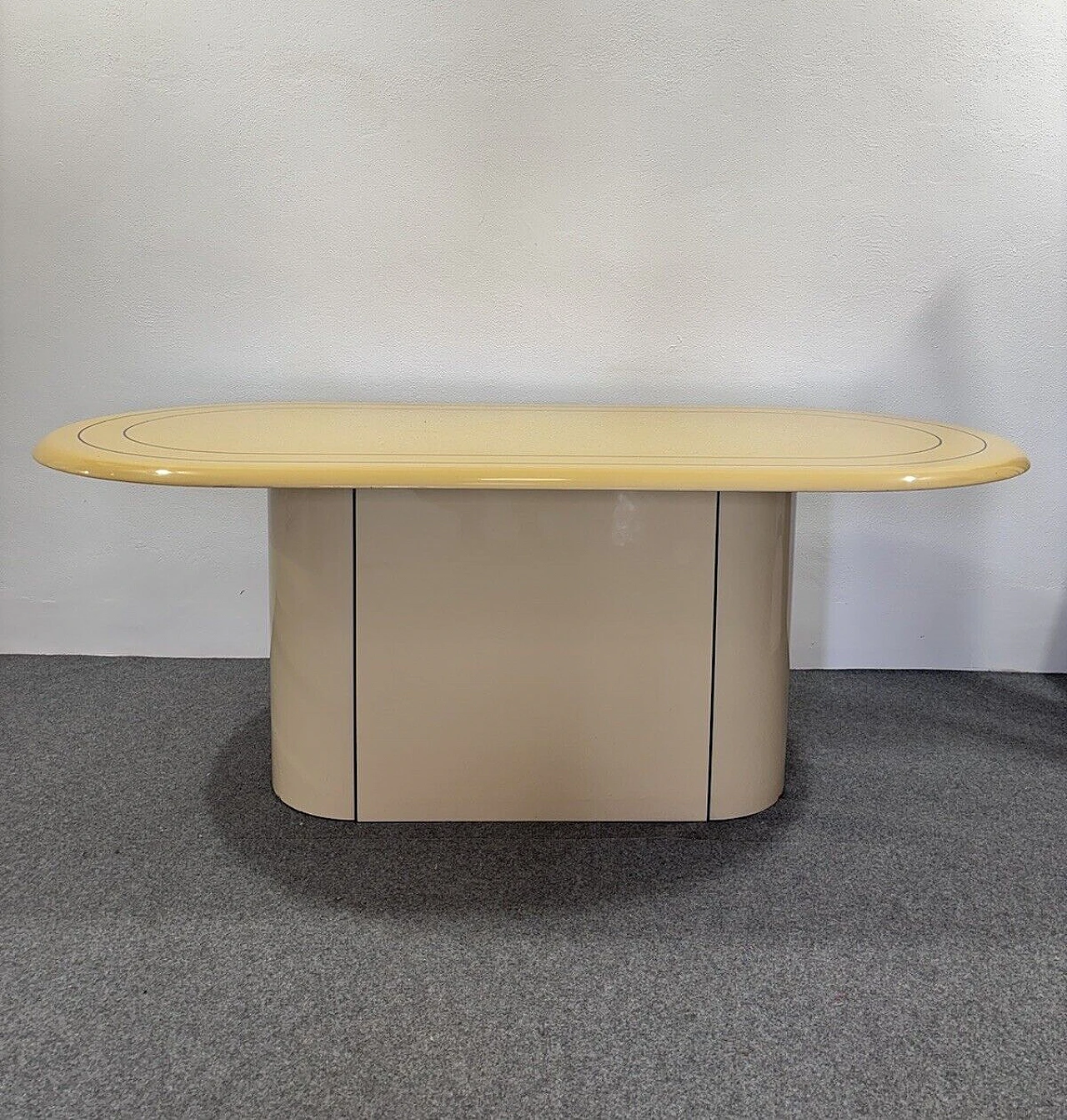 Tavolo in legno laccato crema nello stile di Pierre Cardin, anni '70 10