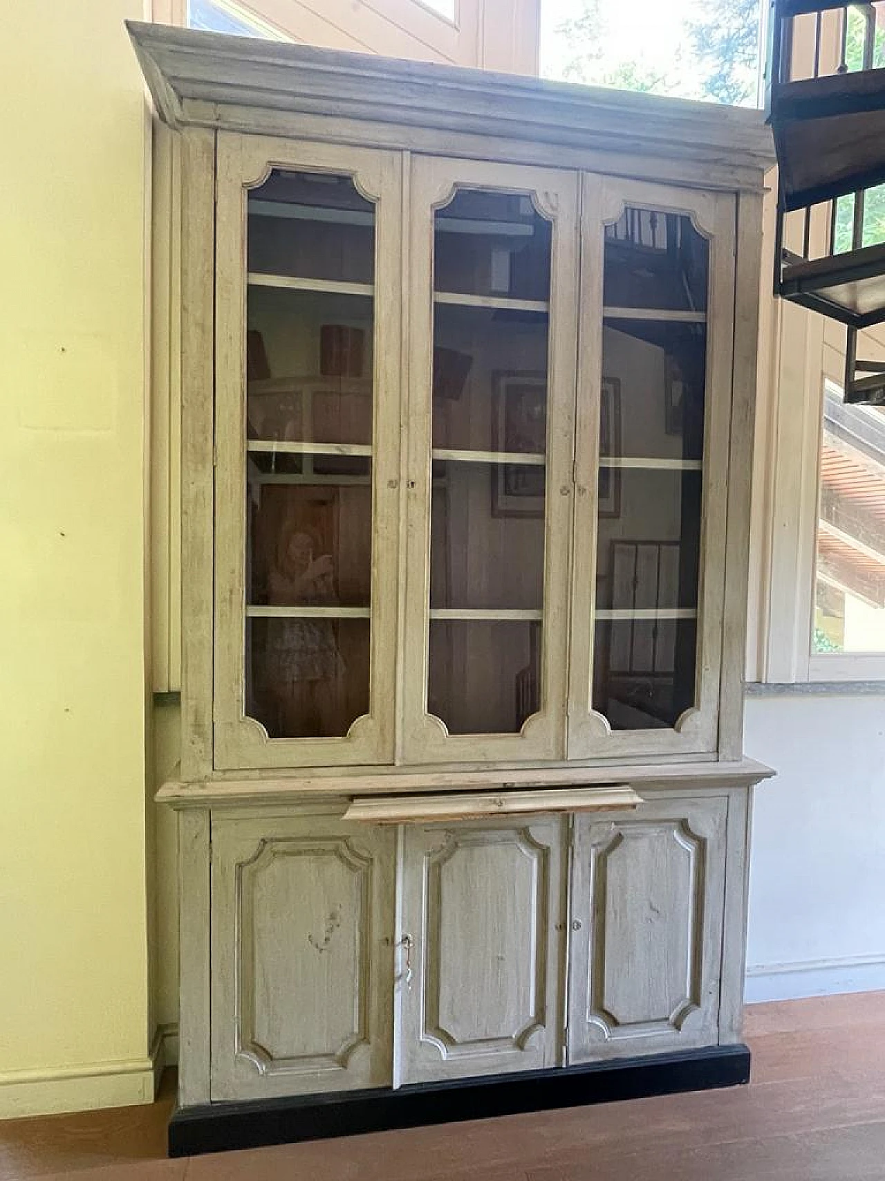 Credenza con vetrina francese in abete laccato 5