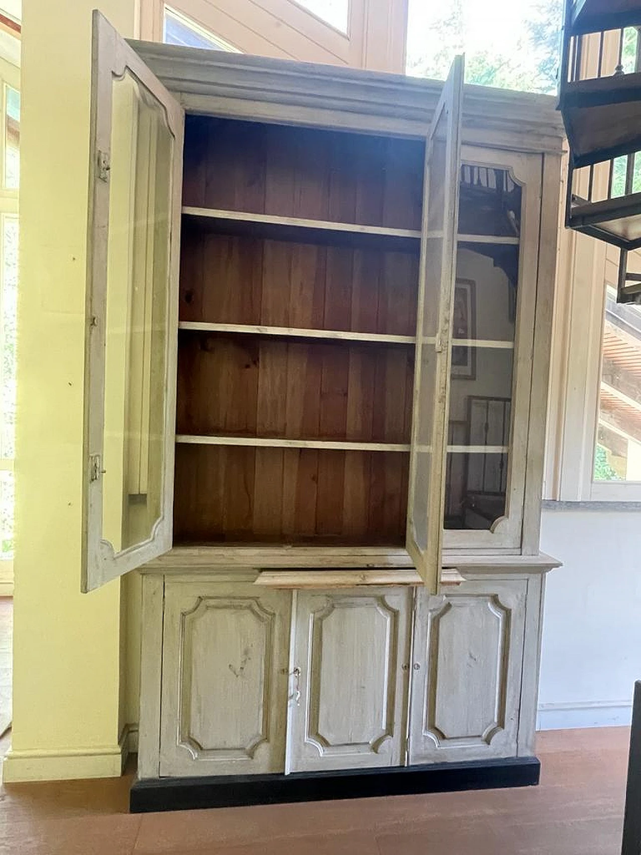 Credenza con vetrina francese in abete laccato 6