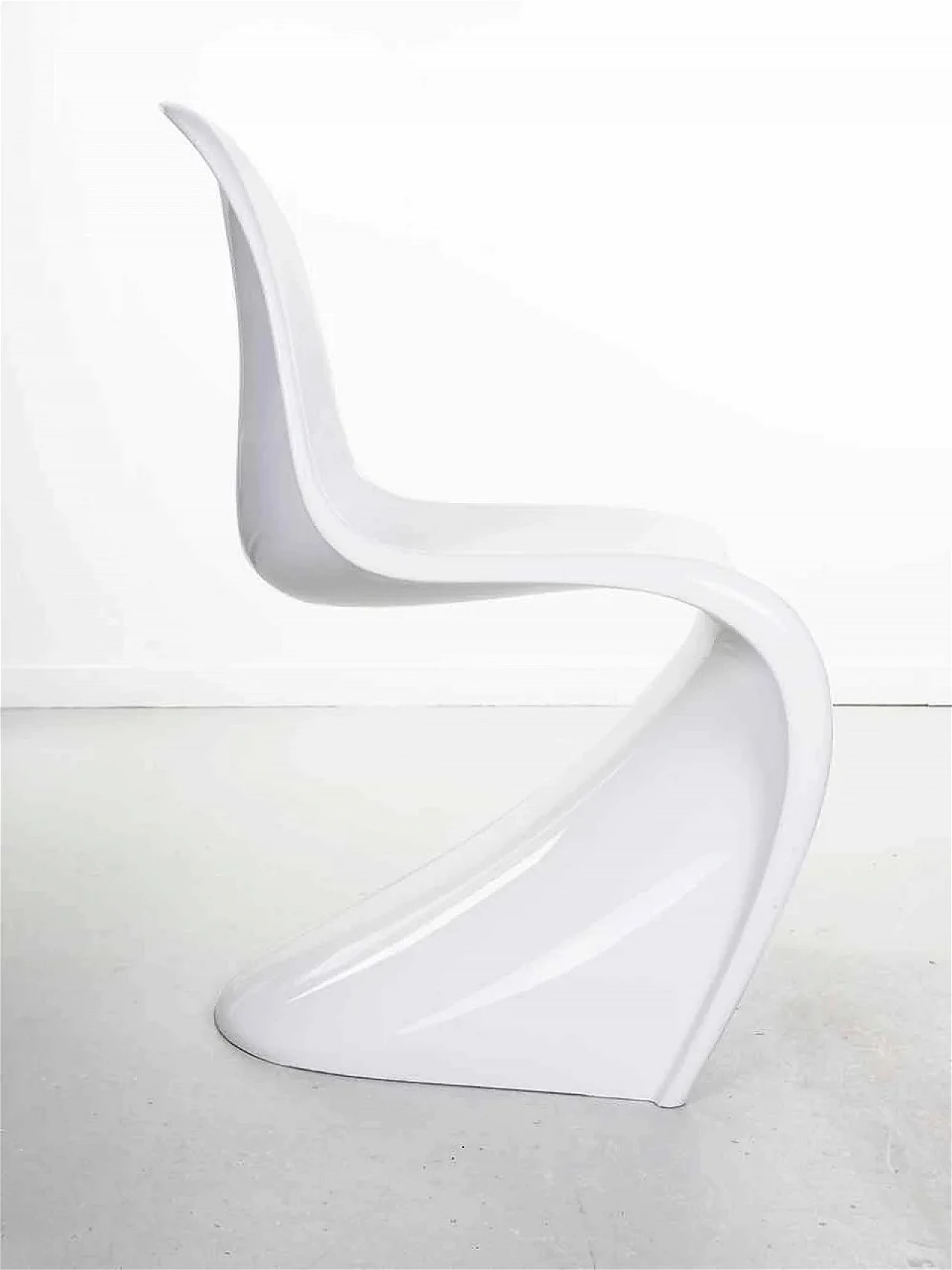 Pair of S chairs in white fiberglass by Verner Panton for Vitra, 1980s 3