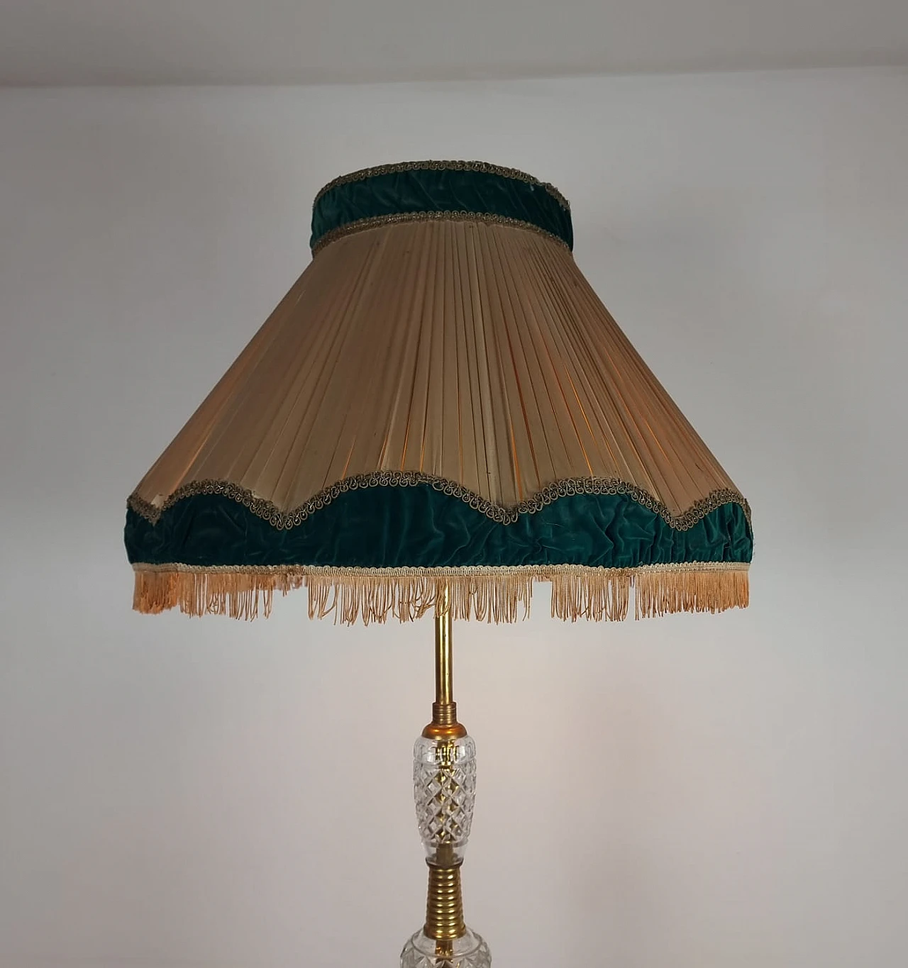 Lampada da terra in ottone, vetro e tessuto, anni '40 5