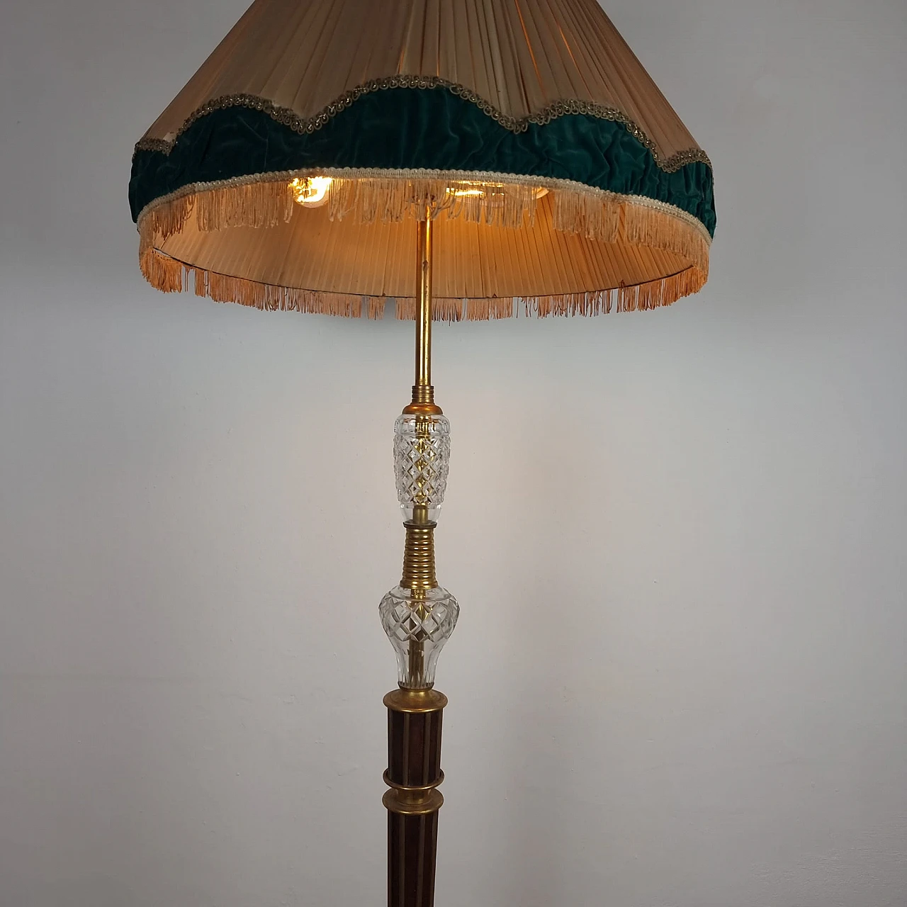 Lampada da terra in ottone, vetro e tessuto, anni '40 6