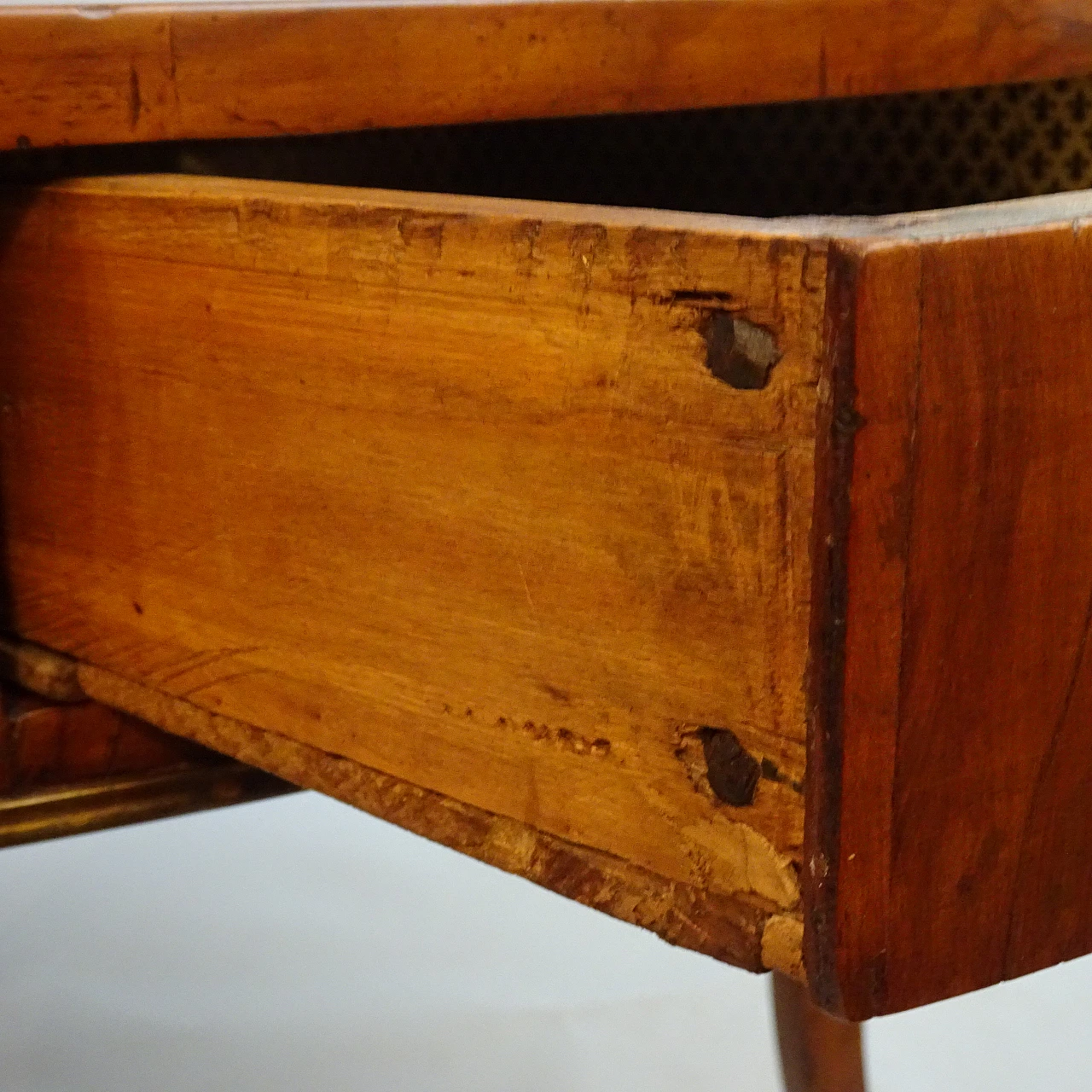 Olive root round table with drawer, 19th century 5