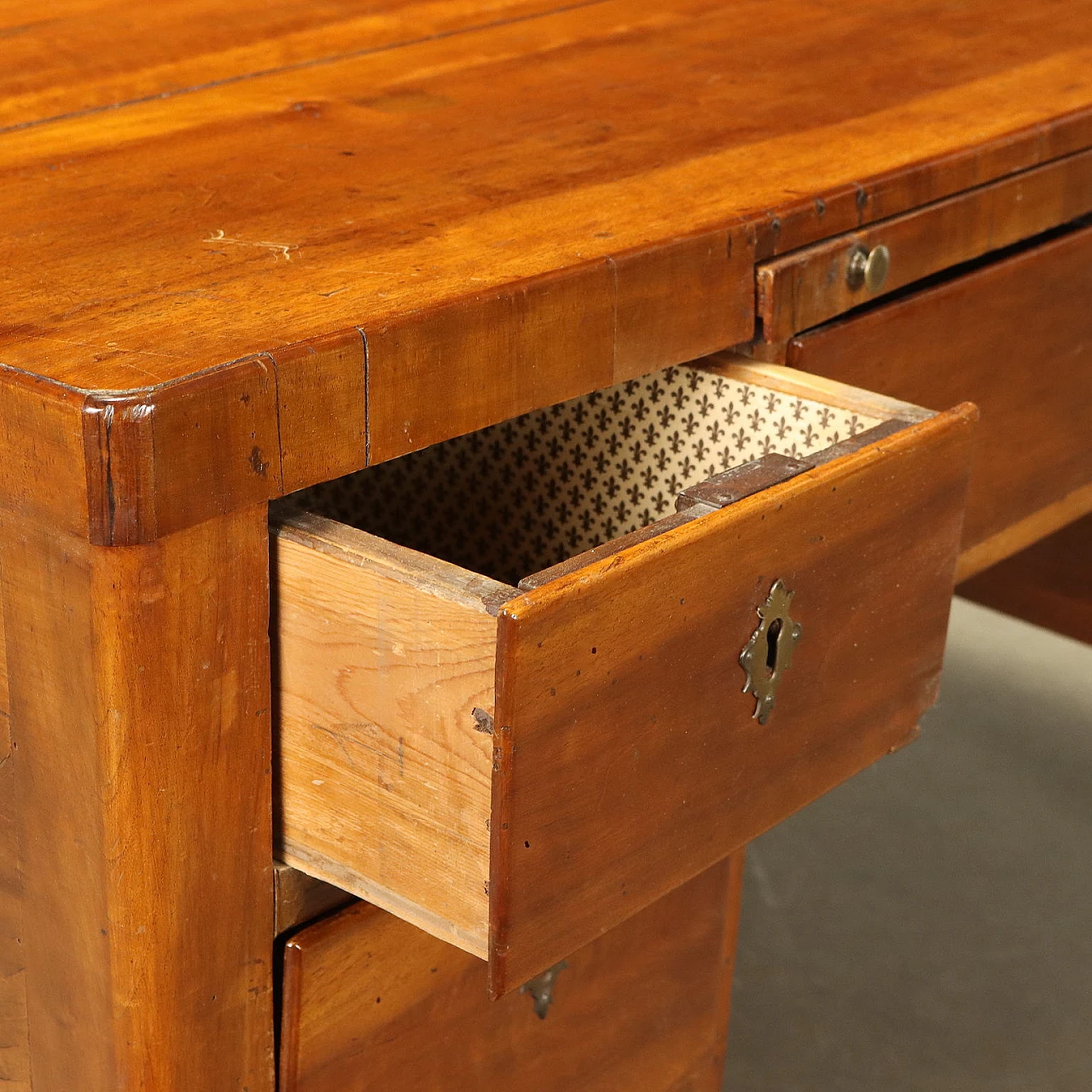 Direttorio desk with pull-out writing surface, early 19th century 4