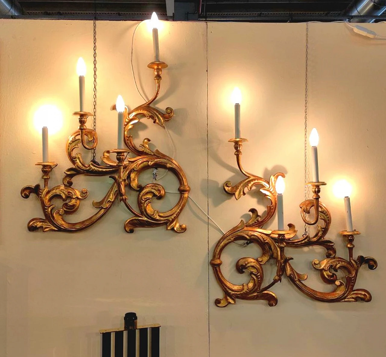 Pair of symmetrical carved and gilded wood wall lights, 18th century 2