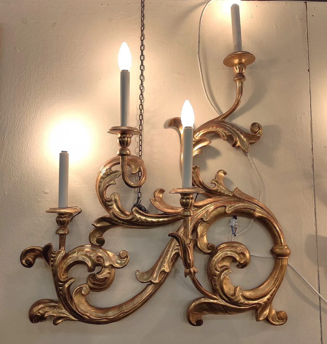 Pair of symmetrical carved and gilded wood wall lights, 18th century 3