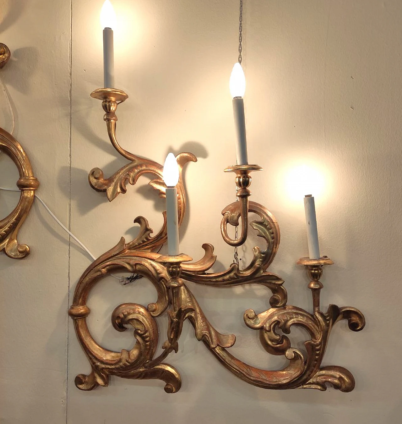 Pair of symmetrical carved and gilded wood wall lights, 18th century 4