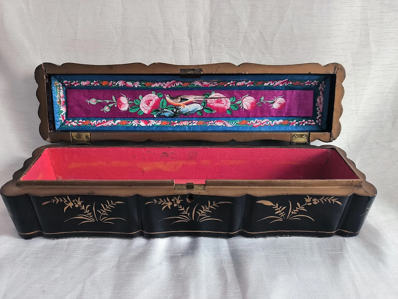 Chinese lacquered wood and painted silk fan box, 19th century 1