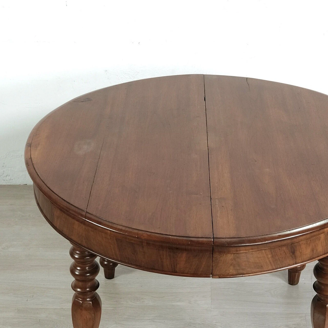 Round walnut extendable table, late 19th century 2