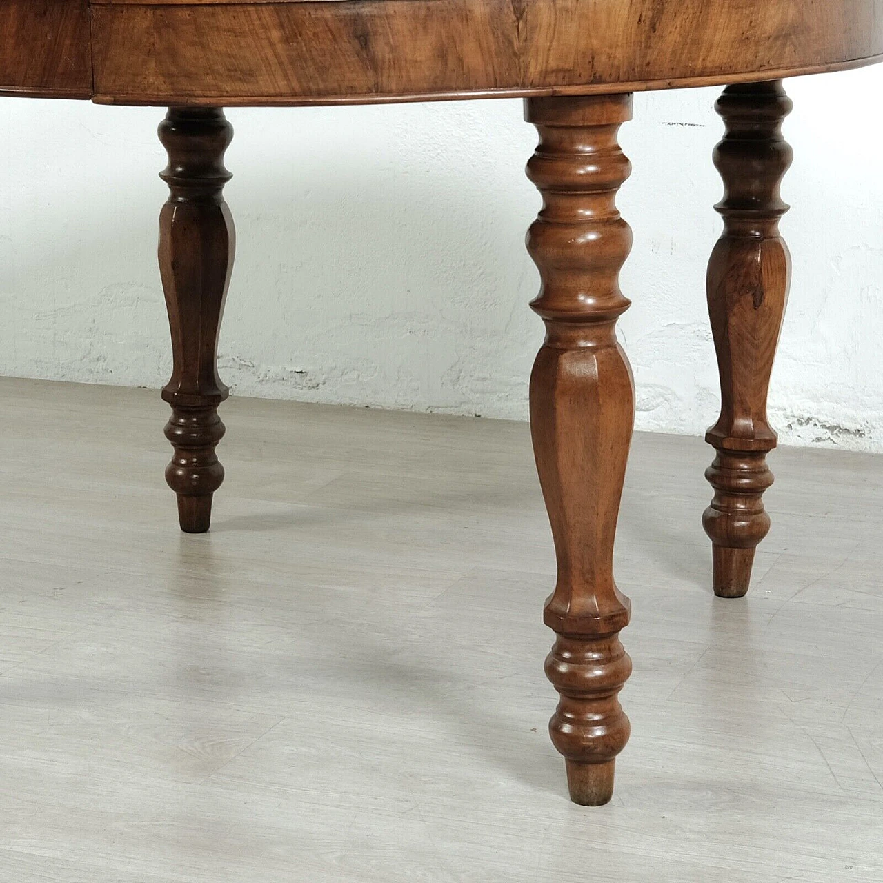 Round walnut extendable table, late 19th century 7