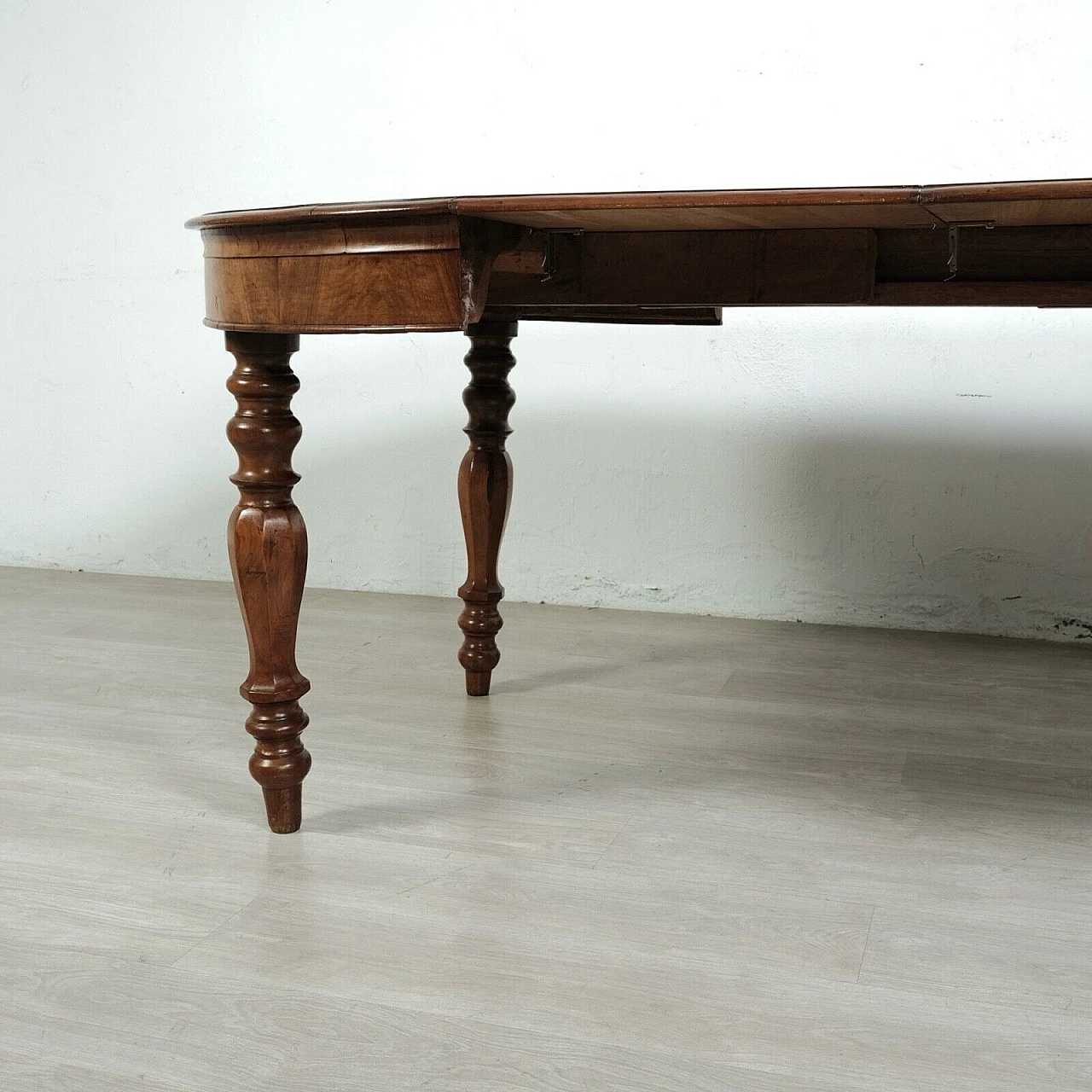 Round walnut extendable table, late 19th century 13