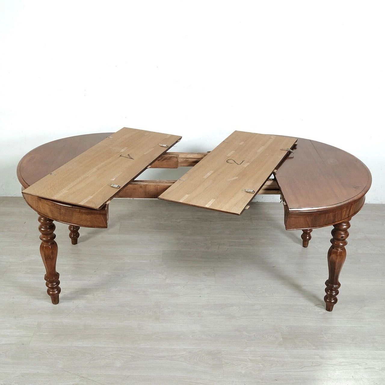 Round walnut extendable table, late 19th century 14