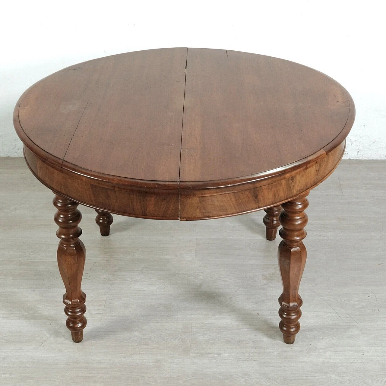 Round walnut extendable table, late 19th century 17