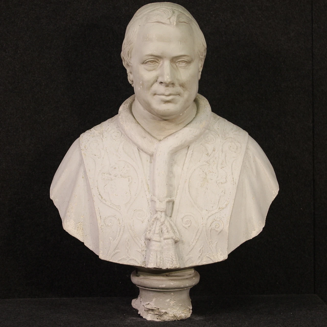 Ritratto di prelato a mezzo busto, scultura in gesso, anni '50 1