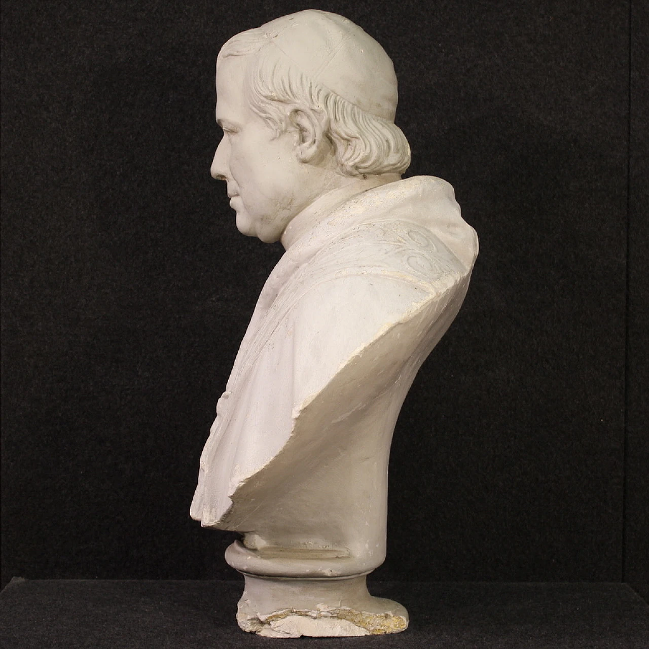 Ritratto di prelato a mezzo busto, scultura in gesso, anni '50 10