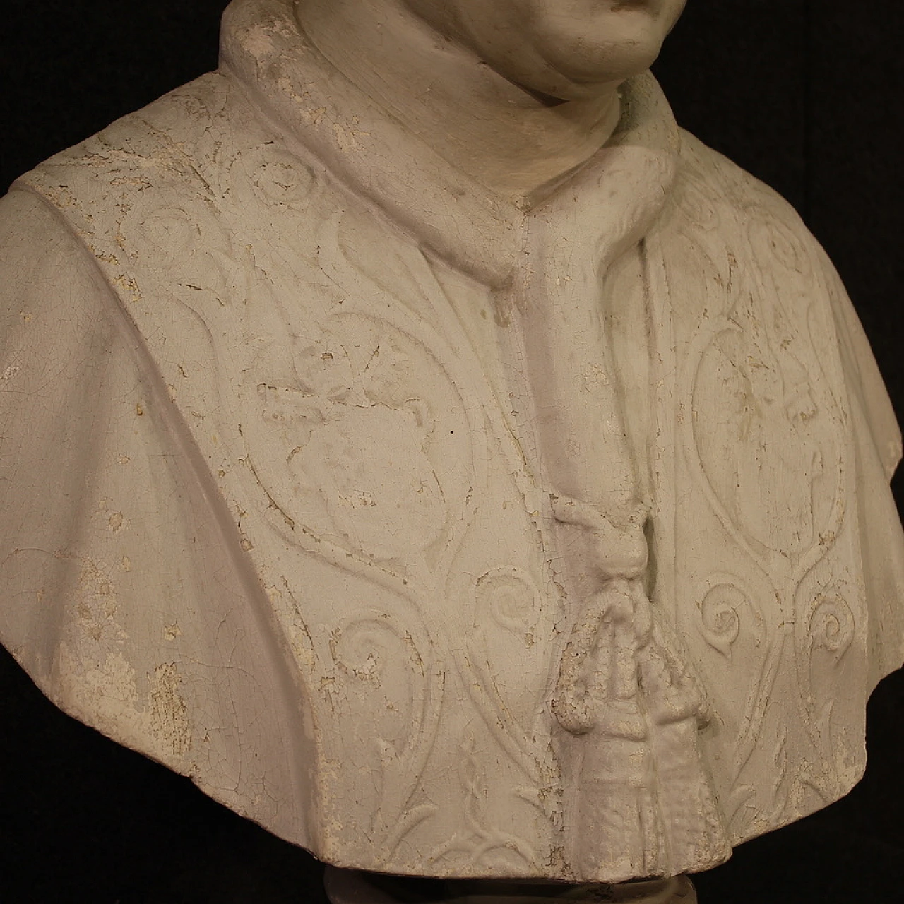 Ritratto di prelato a mezzo busto, scultura in gesso, anni '50 12