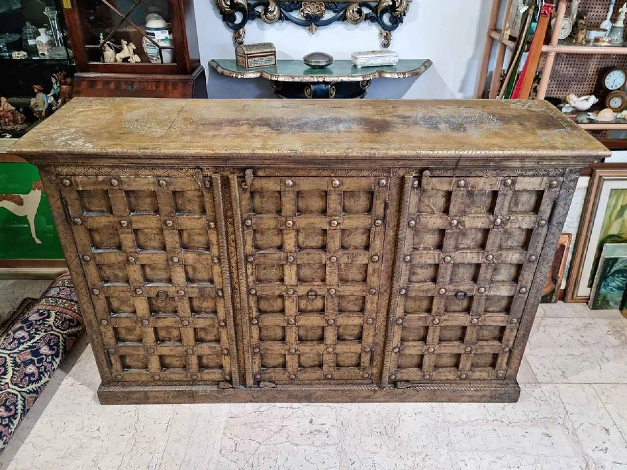 Credenza in palissandro rivestita in foglia di ottone intarsiato 1