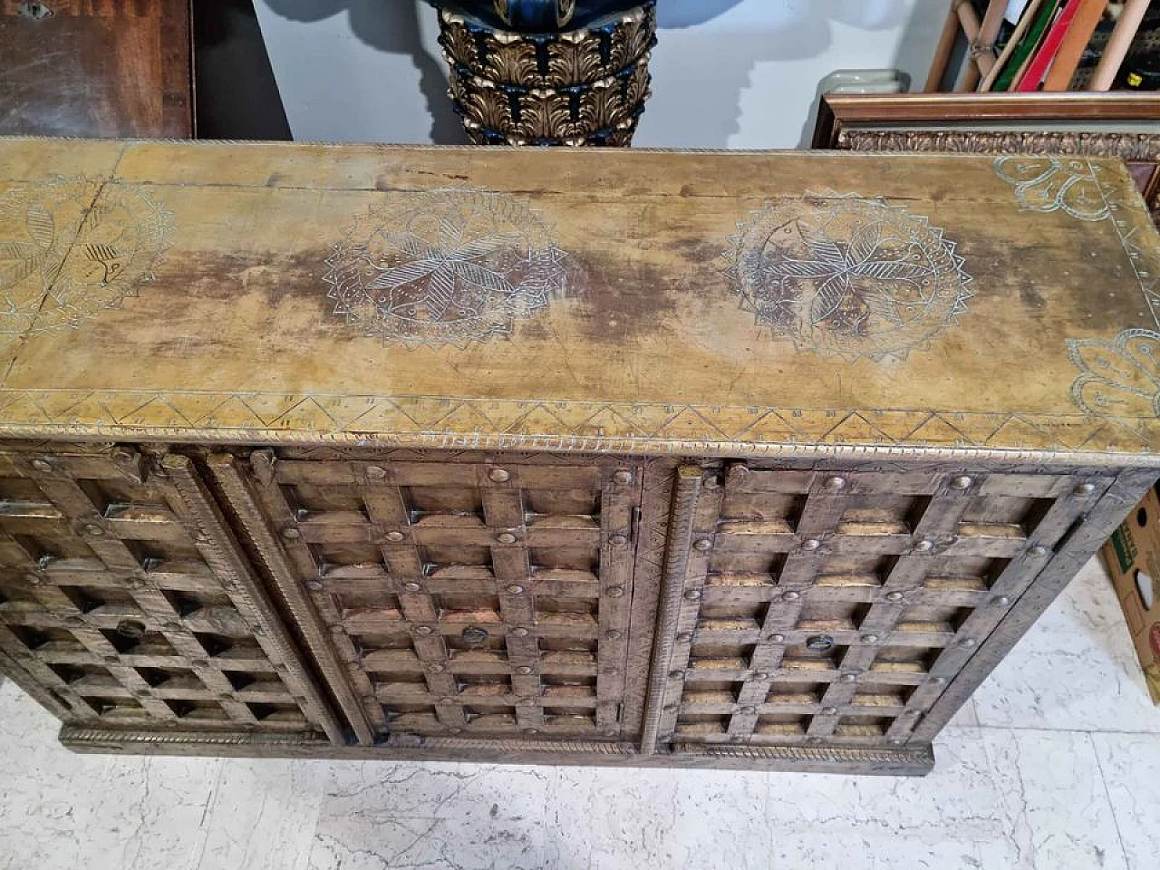 Credenza in palissandro rivestita in foglia di ottone intarsiato 6