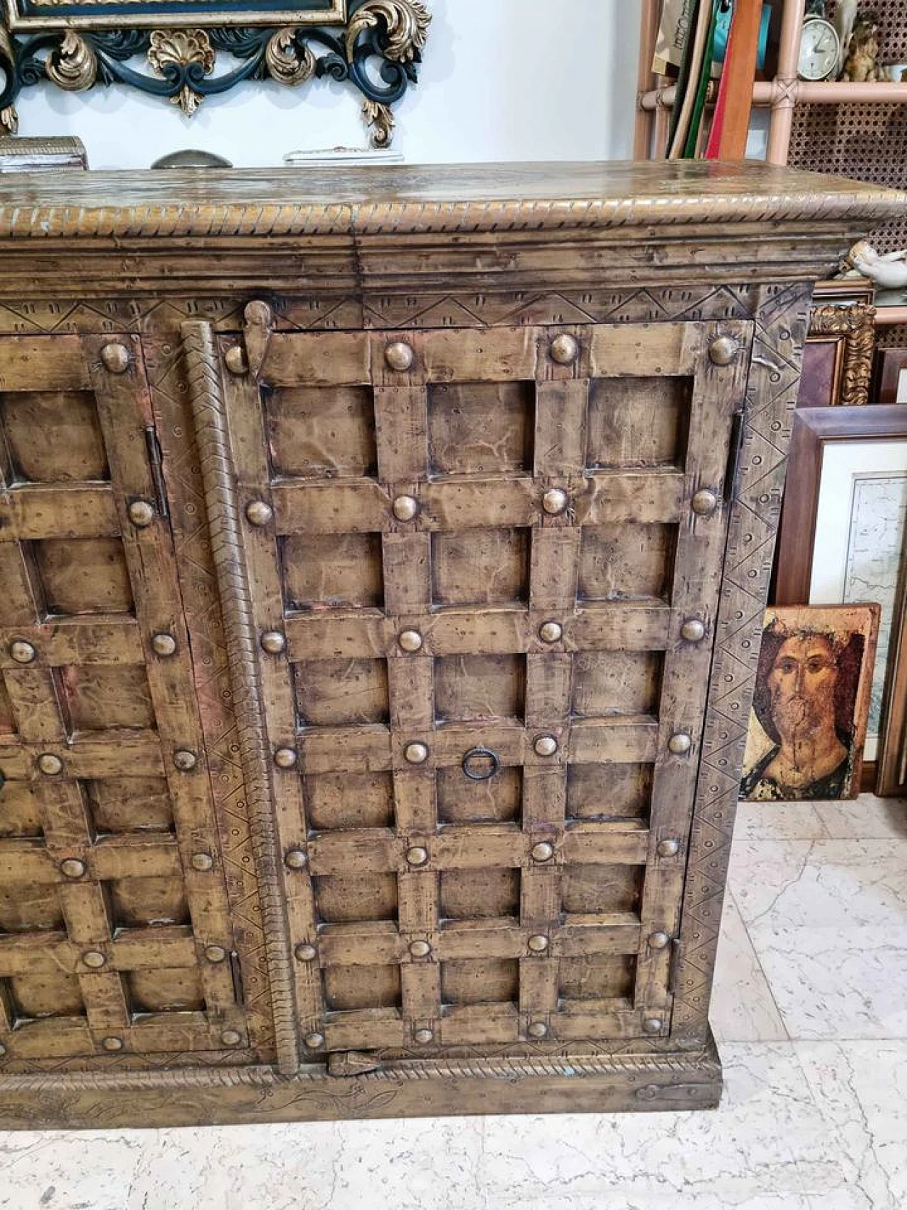 Credenza in palissandro rivestita in foglia di ottone intarsiato 7