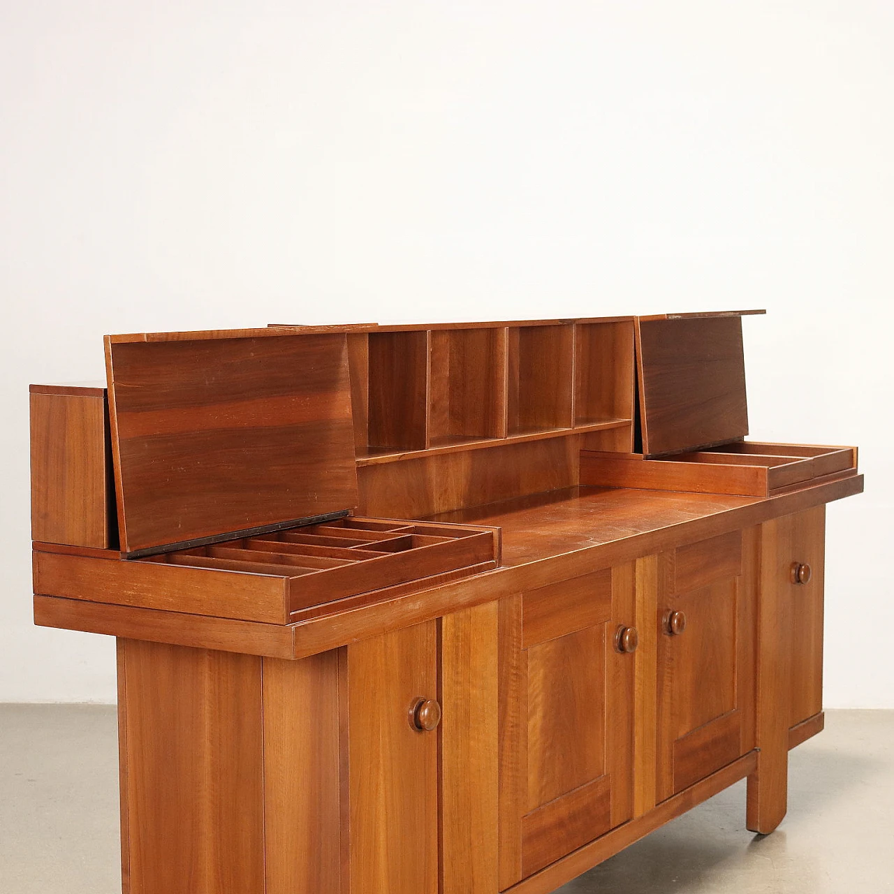 Credenza impiallacciata noce di Silvio Coppola per Bernini, anni '70 4