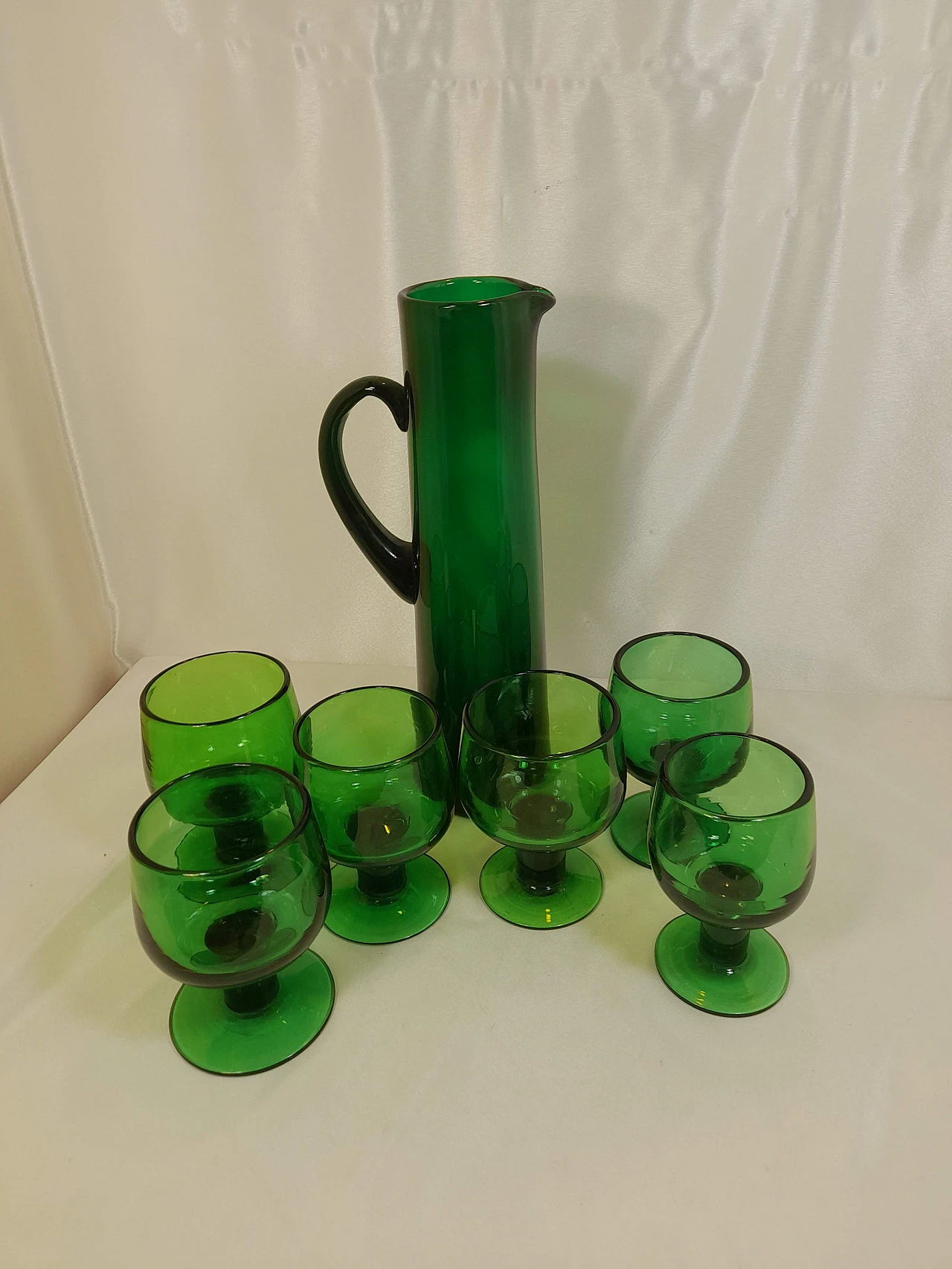 6 Calici e caraffa in vetro soffiato verde, anni '50 1