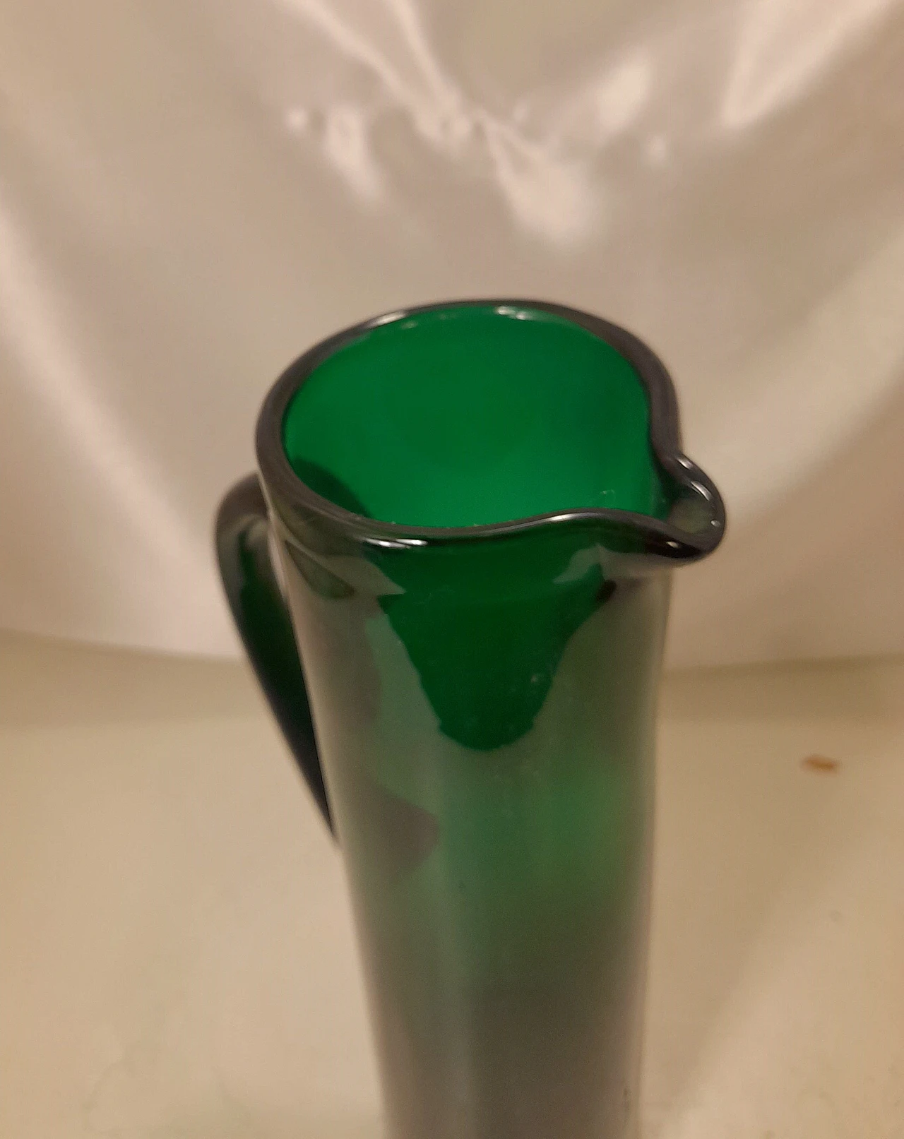 6 Calici e caraffa in vetro soffiato verde, anni '50 10