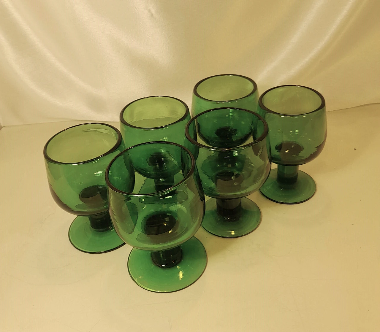 6 Calici e caraffa in vetro soffiato verde, anni '50 22