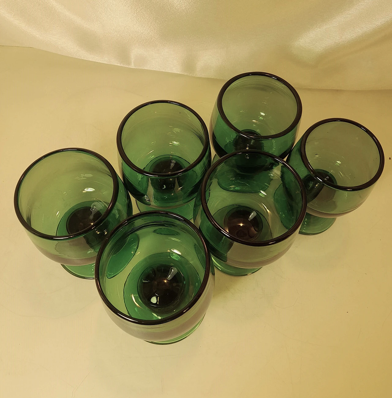 6 Calici e caraffa in vetro soffiato verde, anni '50 23