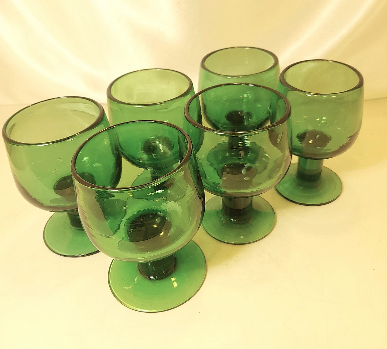 6 Calici e caraffa in vetro soffiato verde, anni '50 24