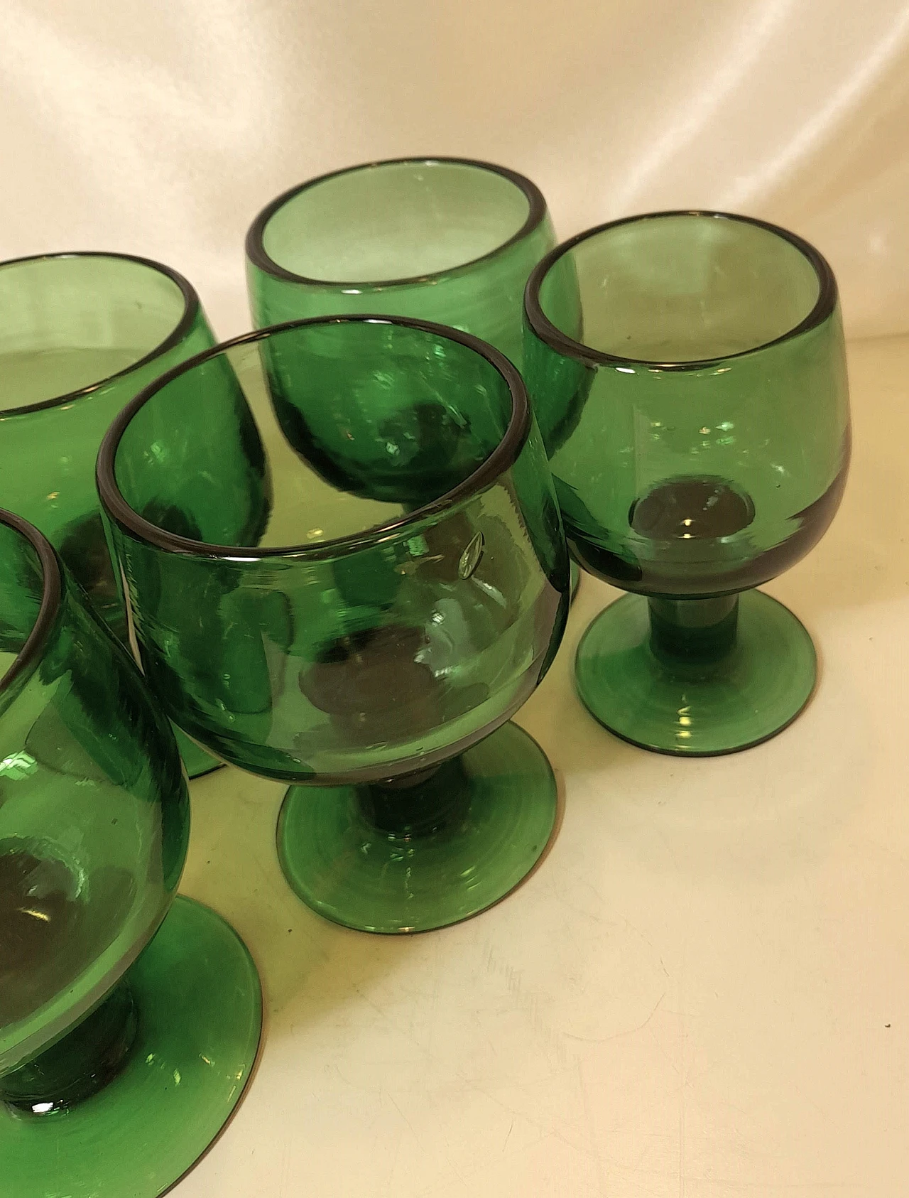 6 Calici e caraffa in vetro soffiato verde, anni '50 25