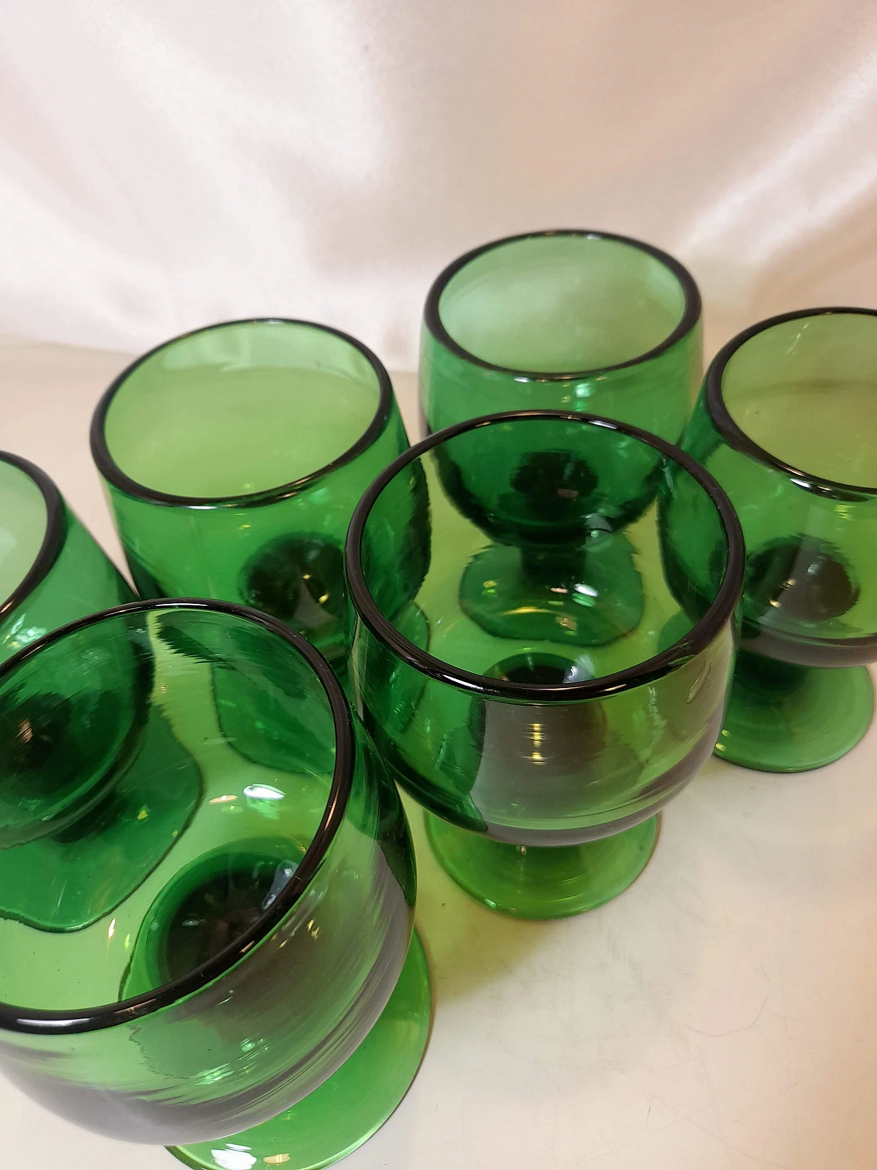 6 Calici e caraffa in vetro soffiato verde, anni '50 26