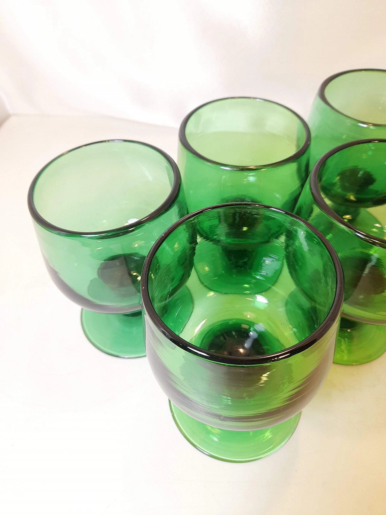 6 Calici e caraffa in vetro soffiato verde, anni '50 27