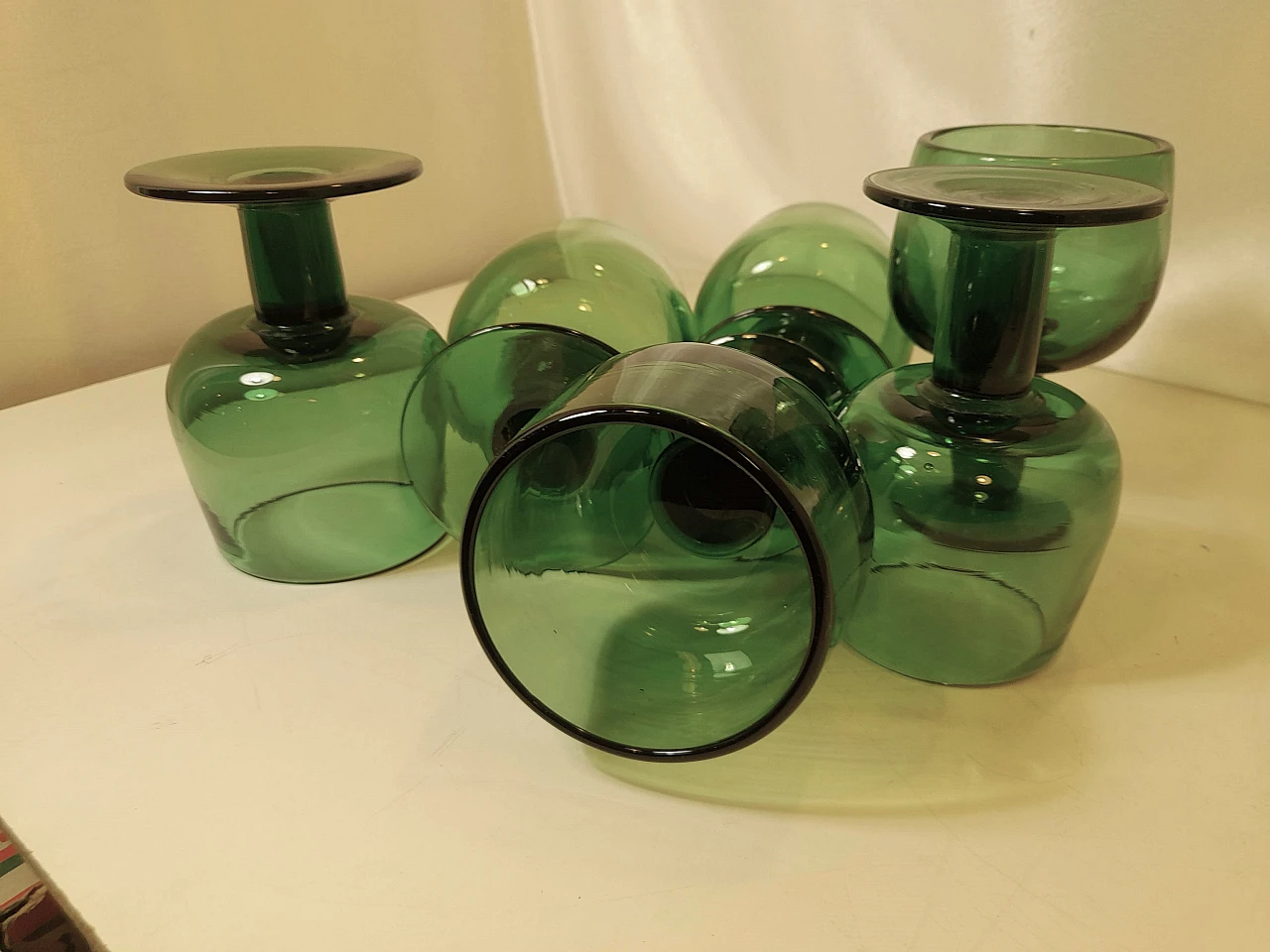 6 Calici e caraffa in vetro soffiato verde, anni '50 31