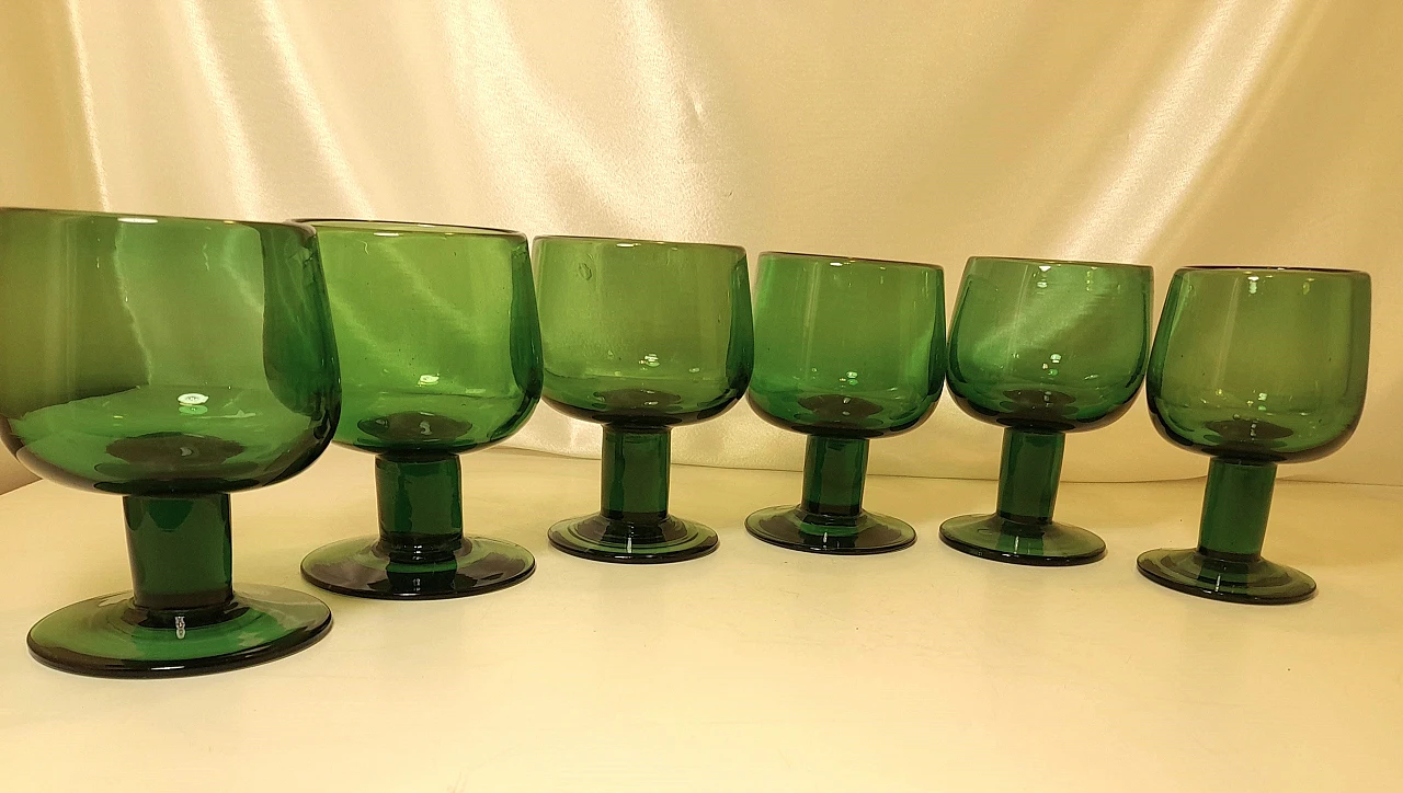 6 Calici e caraffa in vetro soffiato verde, anni '50 32