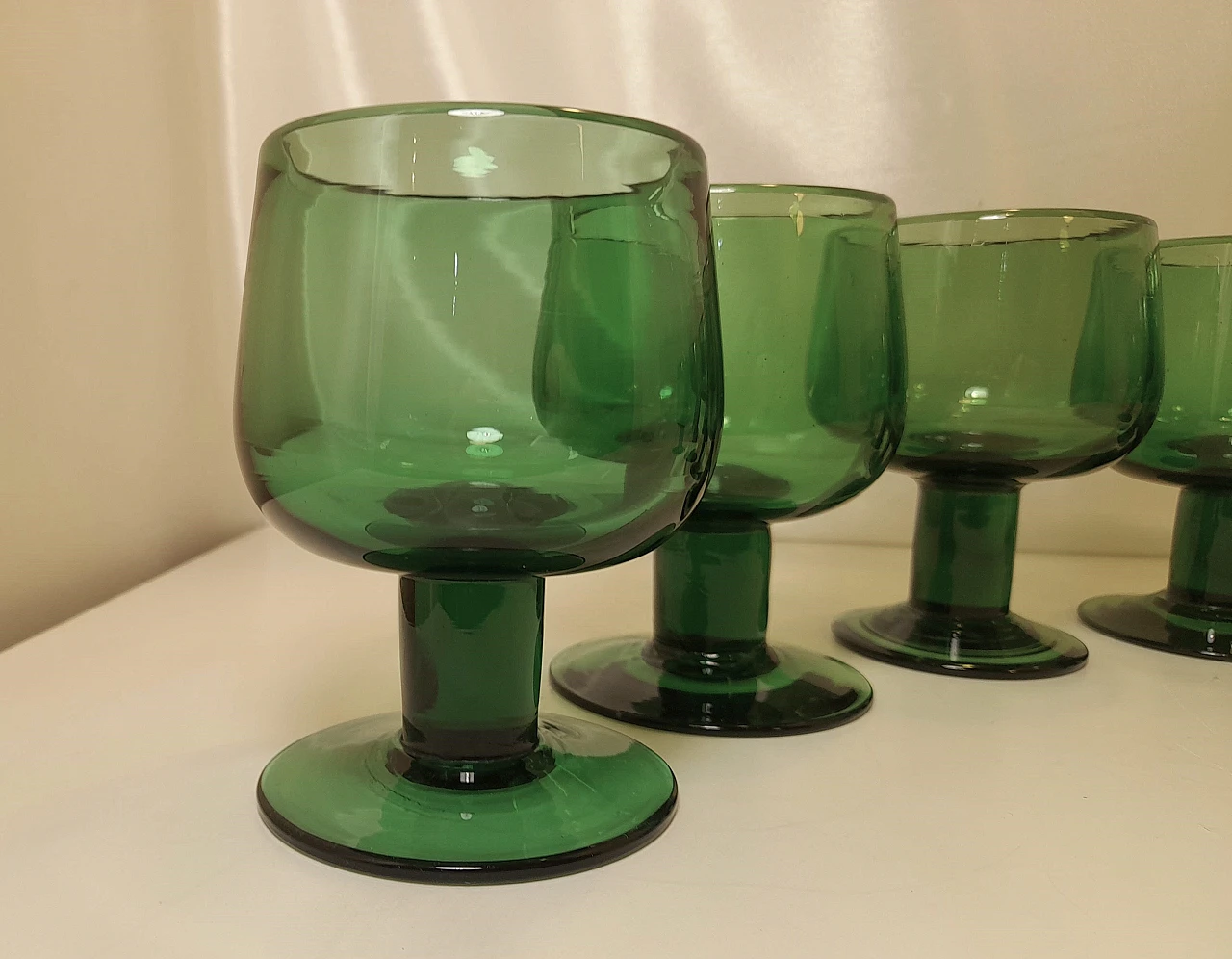 6 Calici e caraffa in vetro soffiato verde, anni '50 33