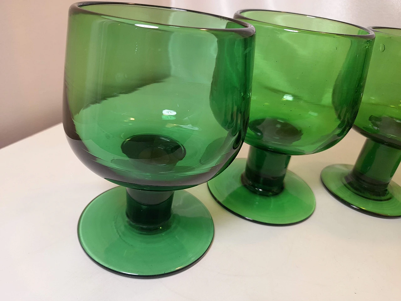 6 Calici e caraffa in vetro soffiato verde, anni '50 34