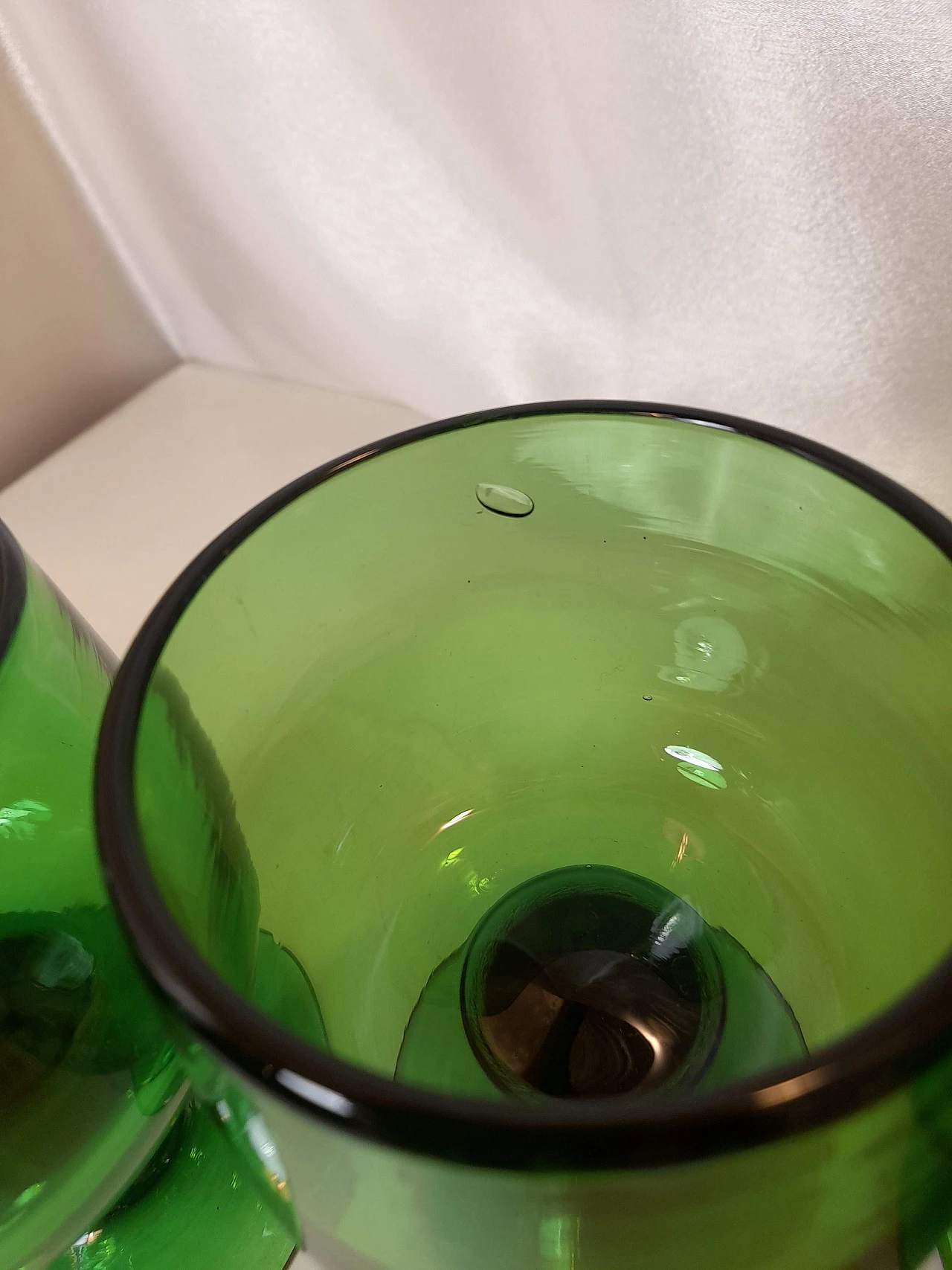 6 Calici e caraffa in vetro soffiato verde, anni '50 35