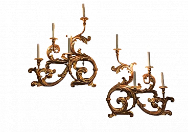Pair of symmetrical carved and gilded wood wall lights, 18th century