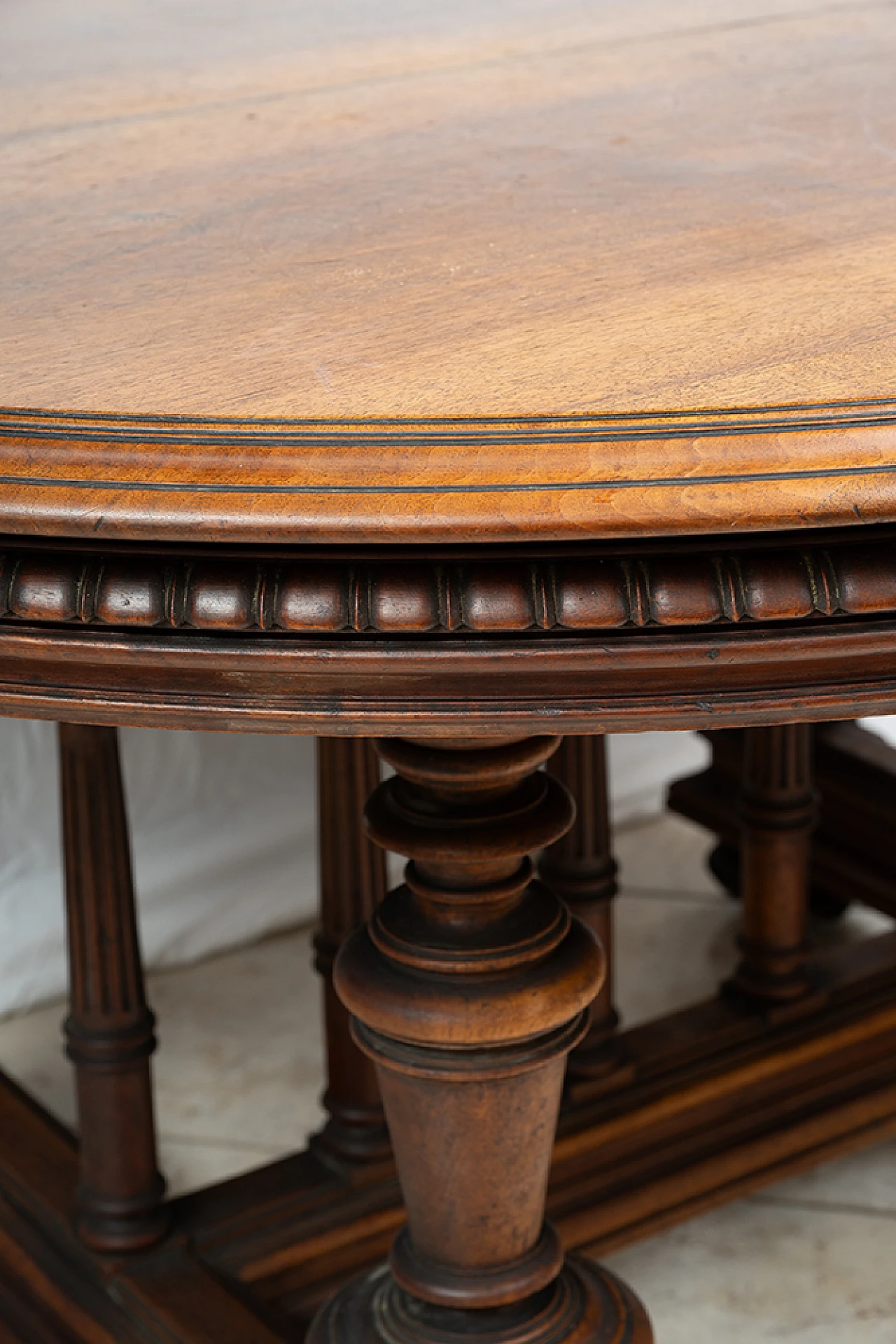 Extendable oval table in solid walnut, 19th century 3