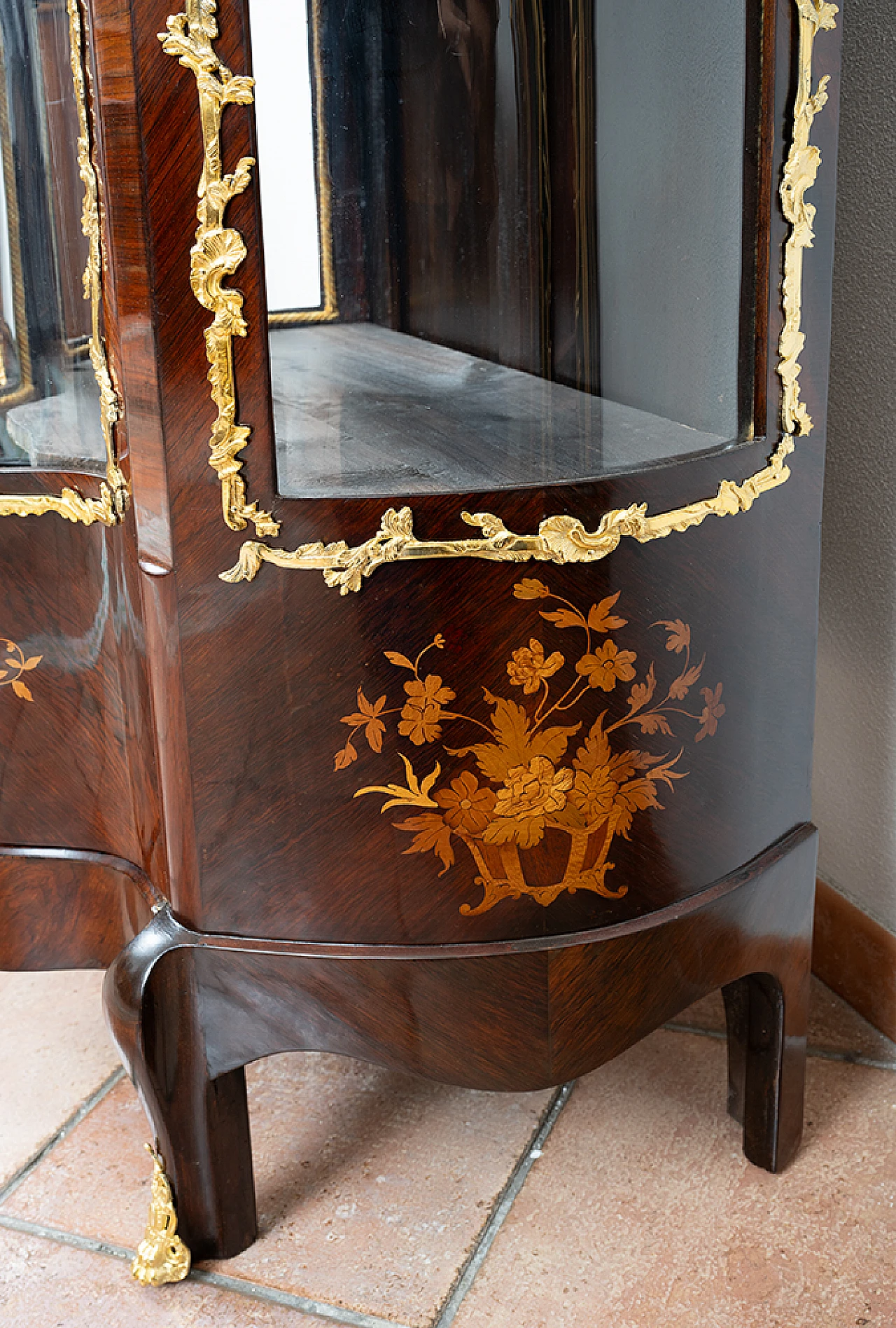 Display case in fine exotic wood with gilded decor, 19th century 3