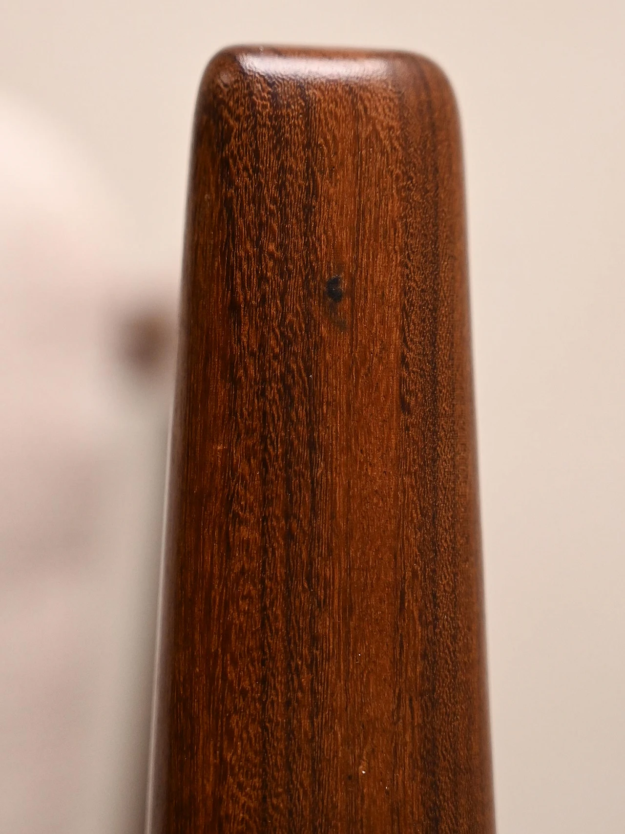 Poltrona in legno con schienale curvo e tessuto bianco, anni '60 6