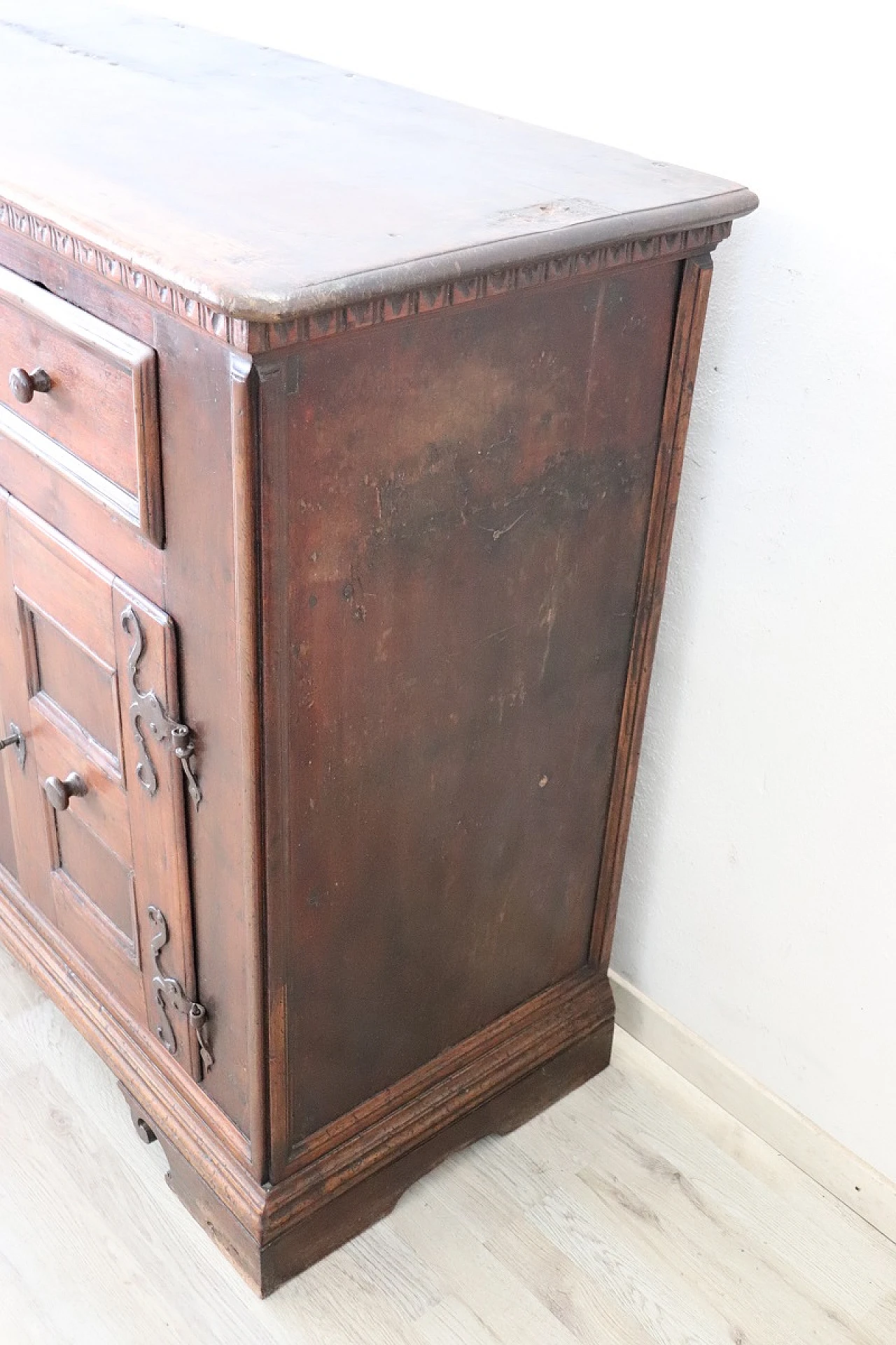 Walnut three-door sideboard with drawers, 17th century 3